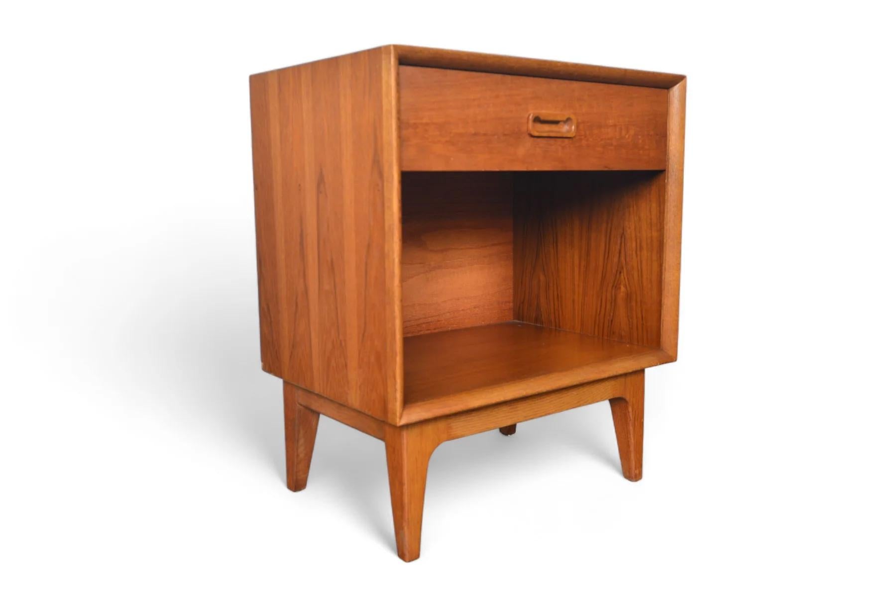 Single Drawer Teak + Oak Mid Century Nightstand In Good Condition For Sale In Berkeley, CA