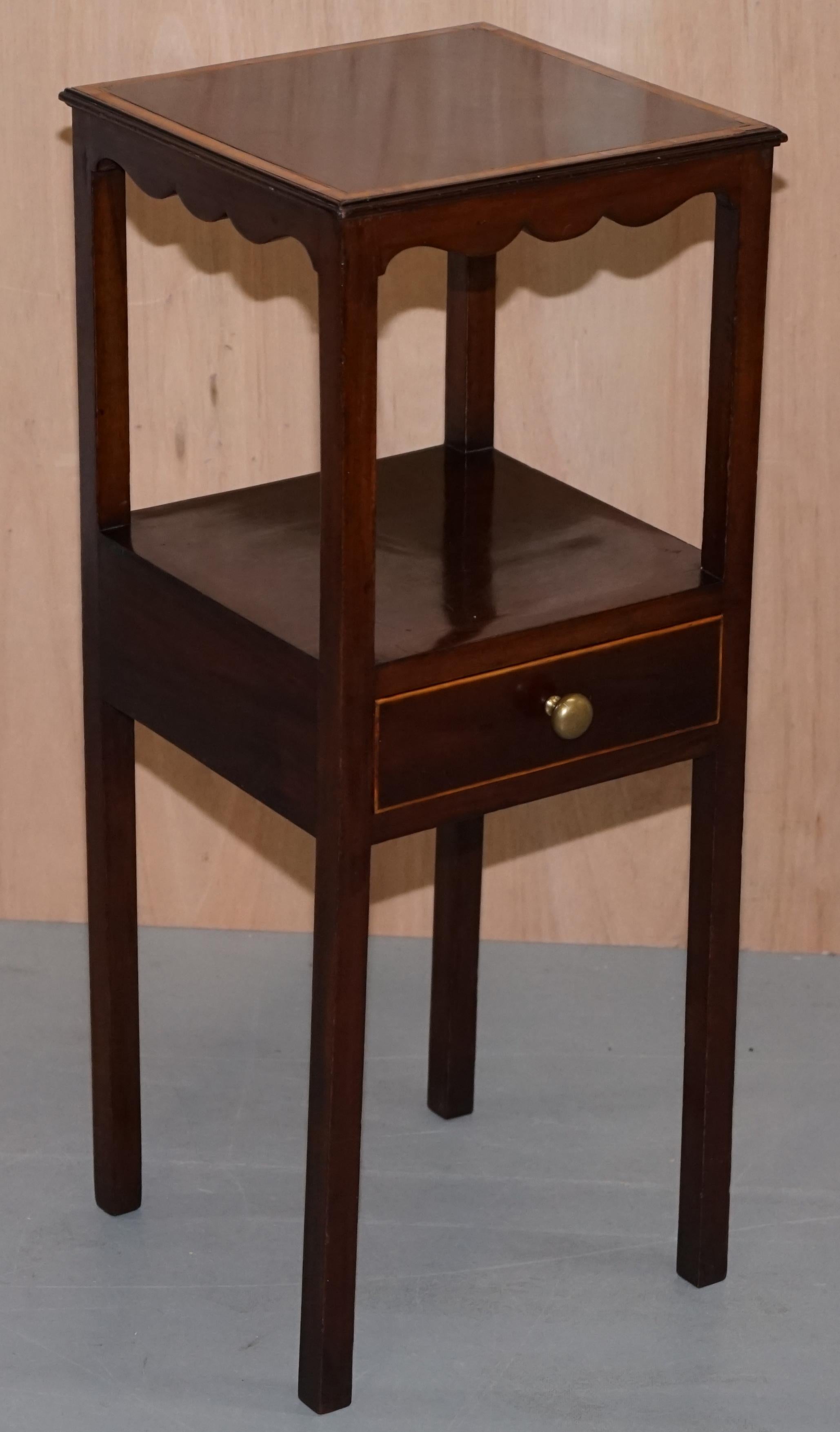 We are delighted to offer for sale this single drawer elegant Victorian Jardinier stand or side end lamp wine table

A nice compact size and very tall for its type, ideally suited as a lamp or wine table

It is very old, has a lovely period