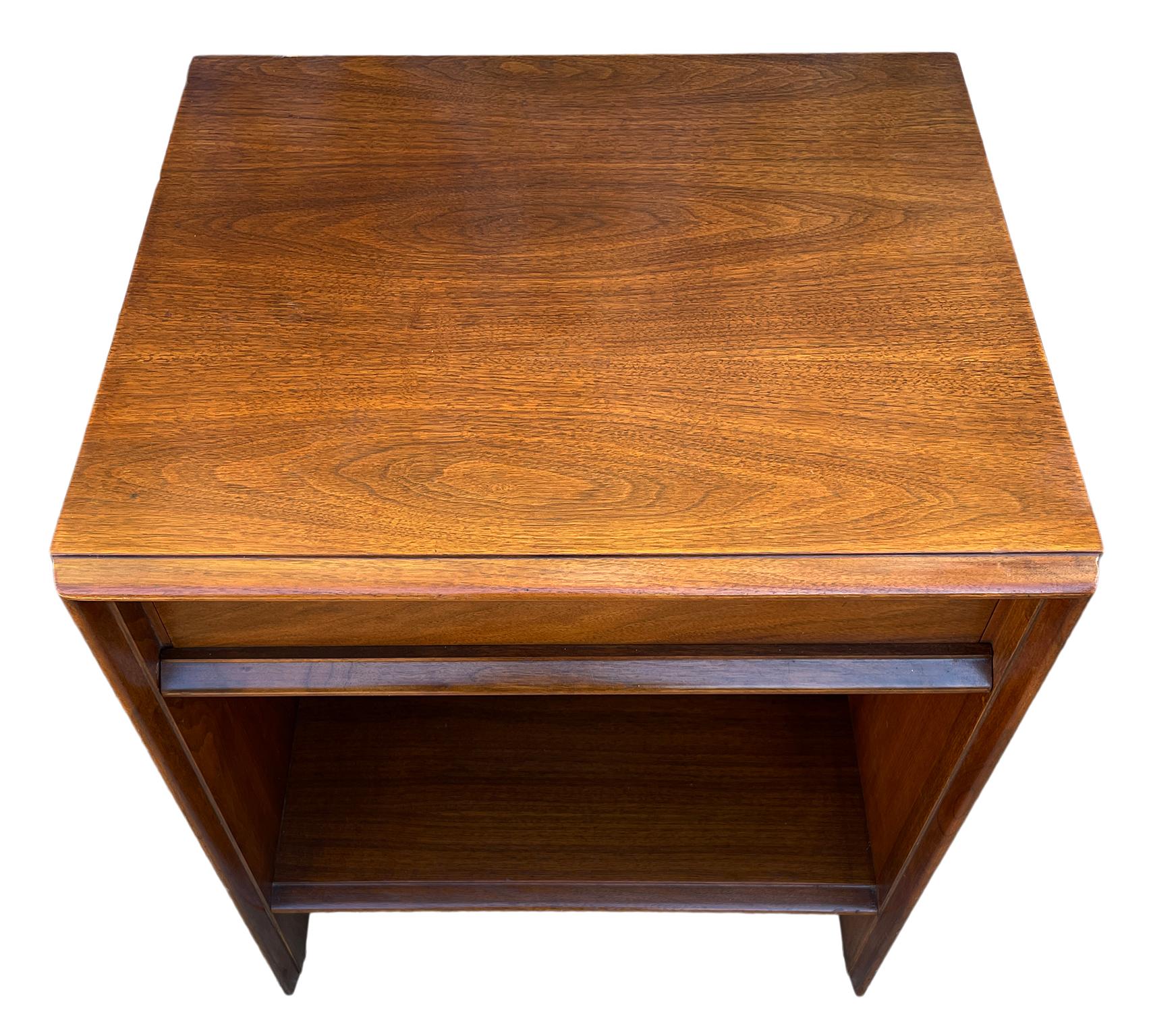 Beautiful Walnut single drawer nightstand by T.H. Robsjohn-Gibbings for Widdicomb - Great vintage condition - Shows little signs of use. Cloth Label Widdicomb inside top drawer. Located in Brooklyn NYC.

Measures: 21