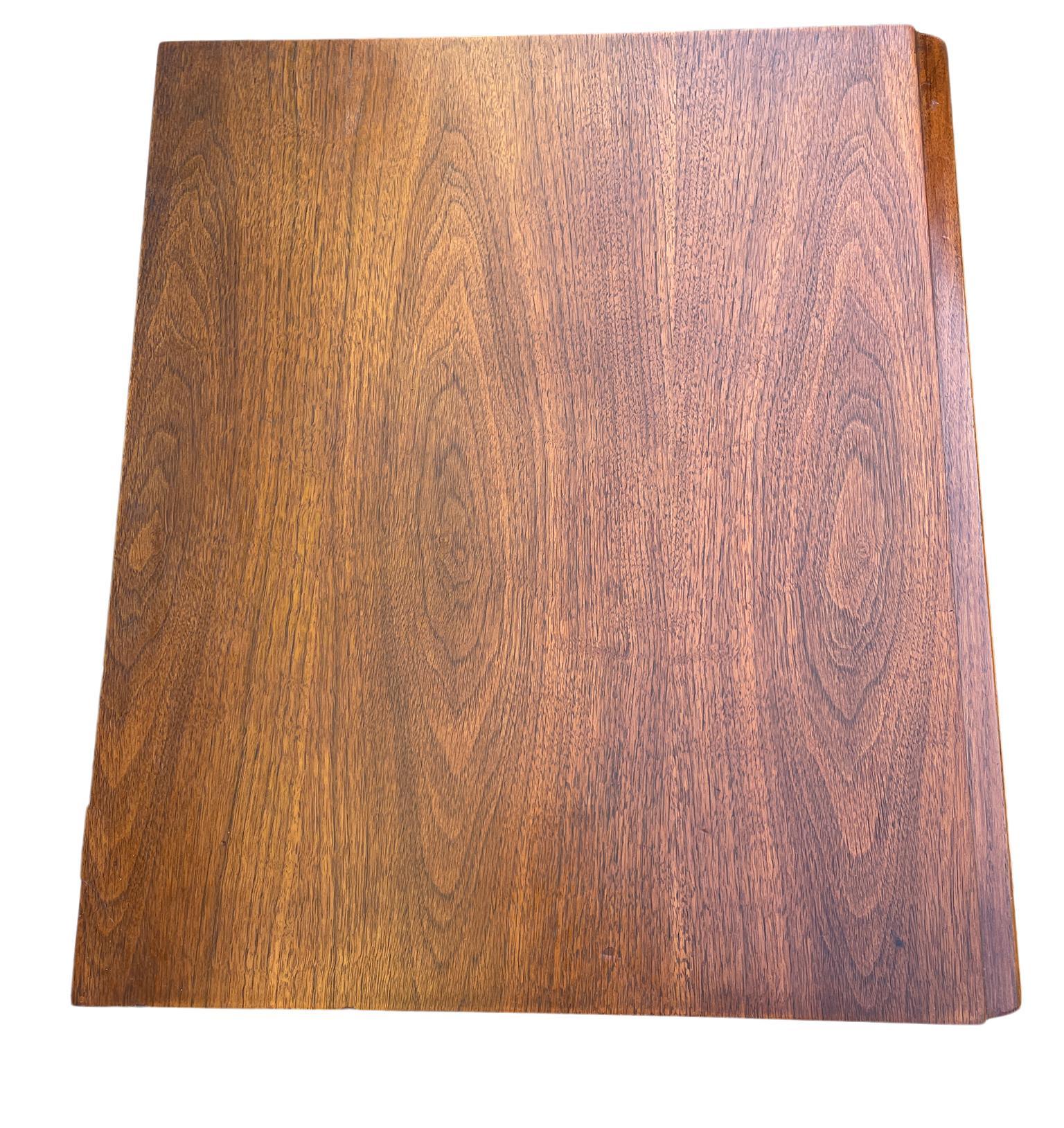 Américain Table de nuit à un tiroir en noyer par AT&T Robsjohn-Gibbings pour Widdicomb en vente