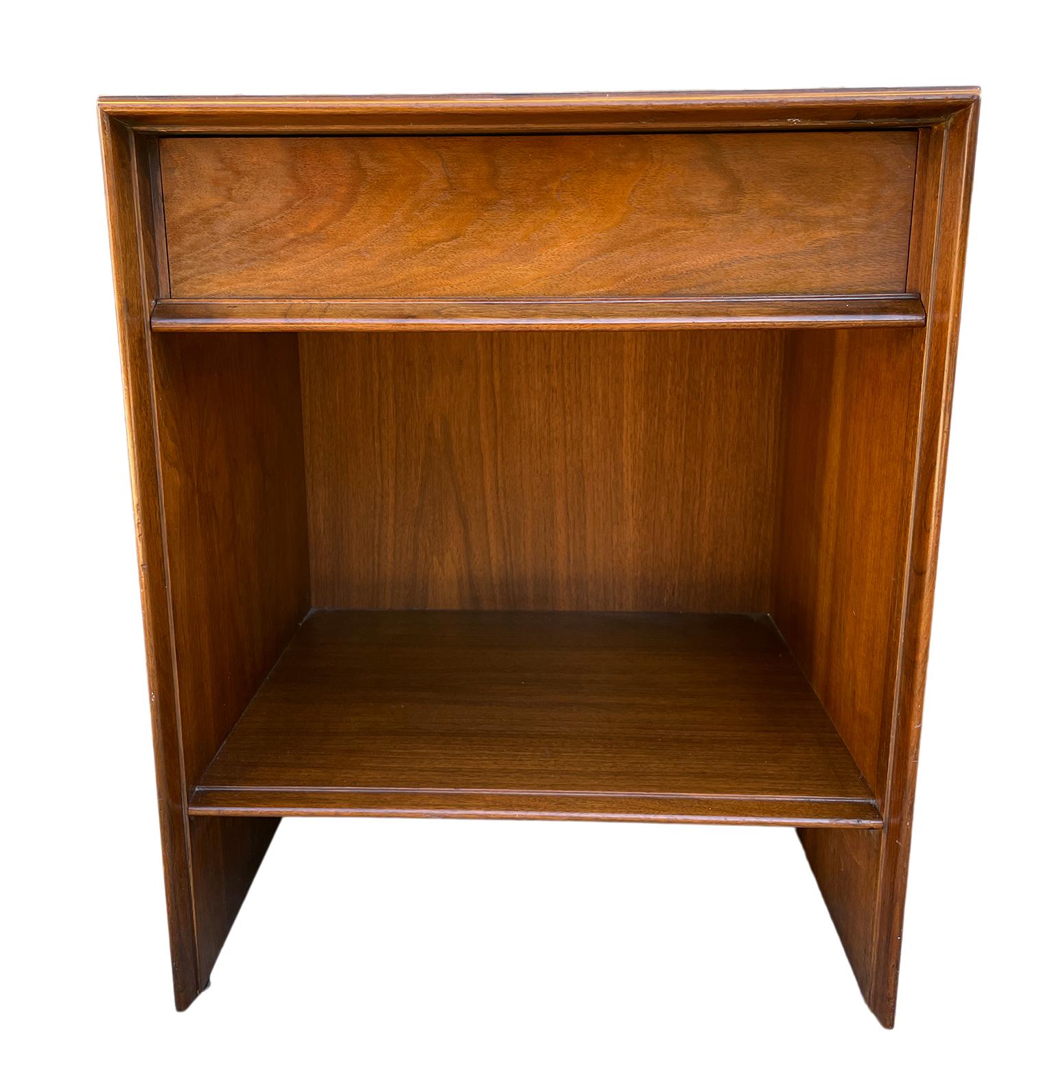 Single Drawer Walnut Nightstand by T.H. Robsjohn-Gibbings for Widdicomb In Good Condition For Sale In BROOKLYN, NY
