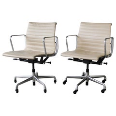 Single Eames Chair for Herman Miller Aluminum Group Management Series