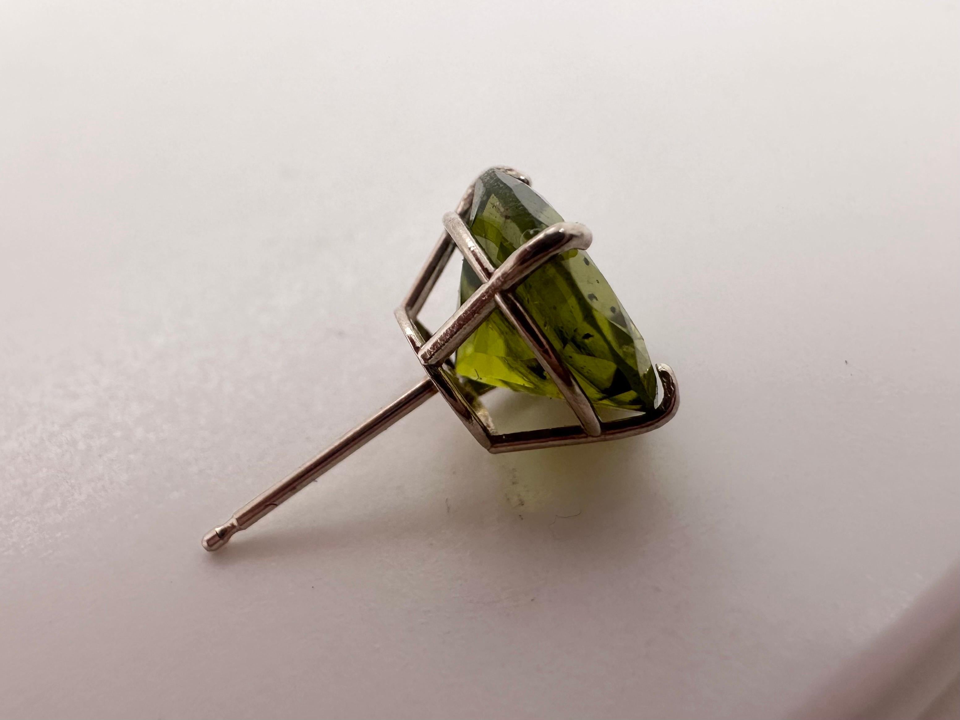 8mm single gold earring 14kt white gold will come with a butterfly and certificate of authenticity. The peridot is 100% natural. EARRING IS SINGLE.

Certificate of authenticity comes with purchase

ABOUT US
We are a family-owned business. Our studio
