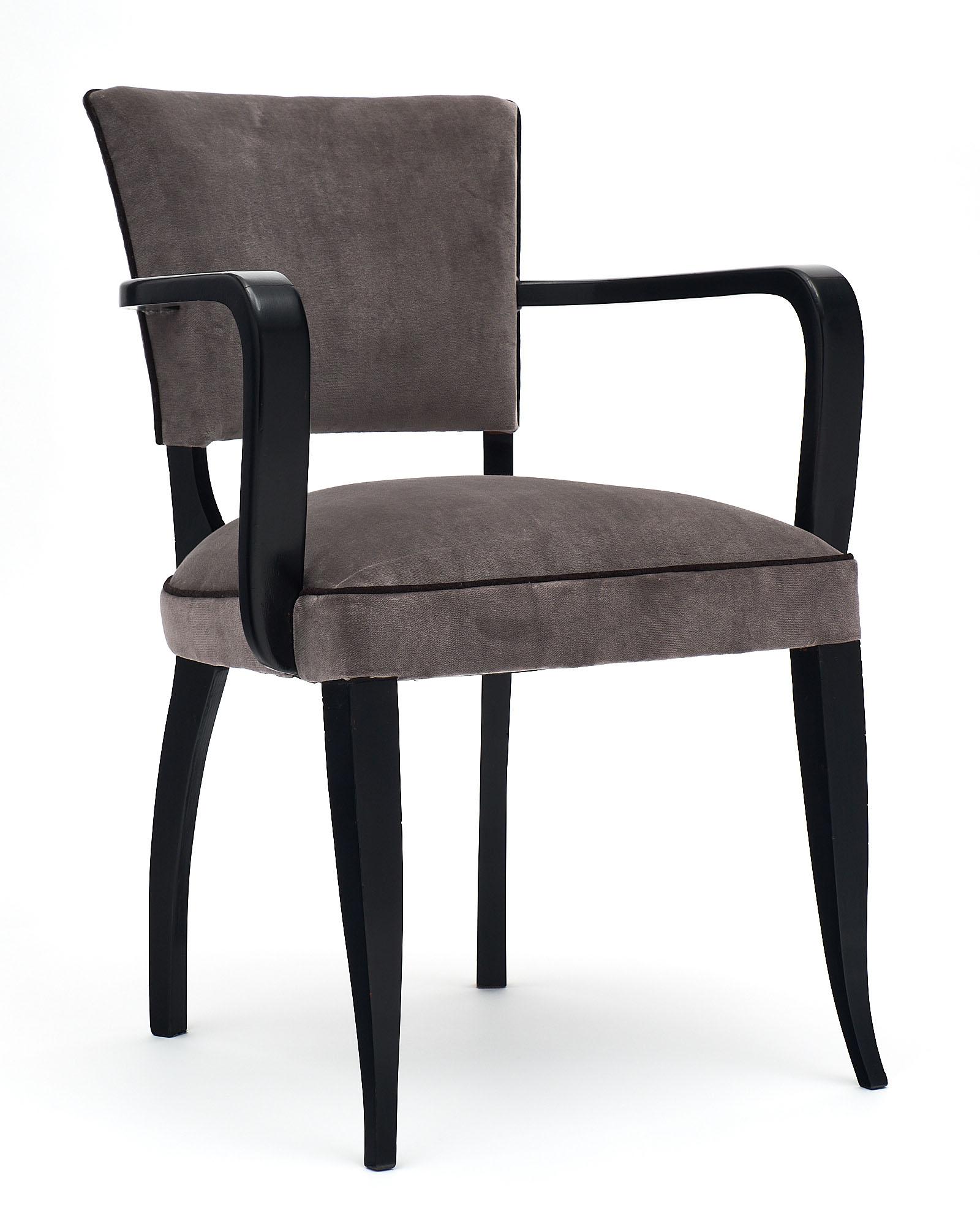 A stylish single Art Deco ebonized bridge chair featuring a beech wood frame with an ebony French polish finish beautifully combined with the newly upholstered gray velvet blend. We love the curved lines of the arms, evocative of the Art Deco period.