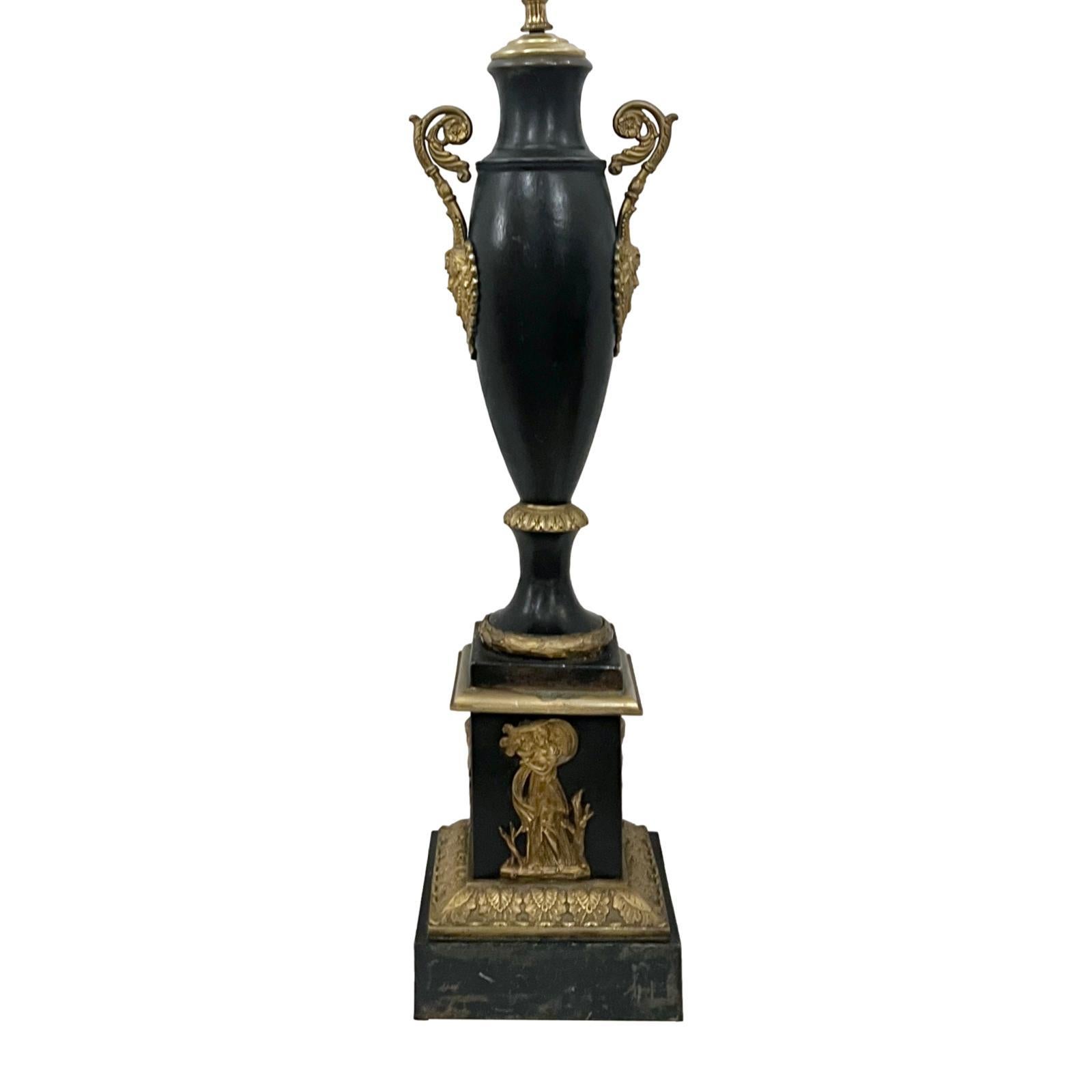 Lámpara Imperio de Tole y Bronce en Bueno estado para la venta en New York, NY