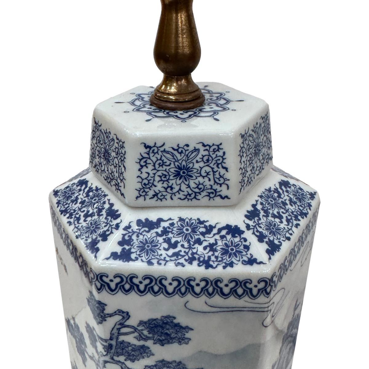 A circa 1960's English white and blue lamp with Chinoiserie decoration.

Measurements:
Height of body: 11