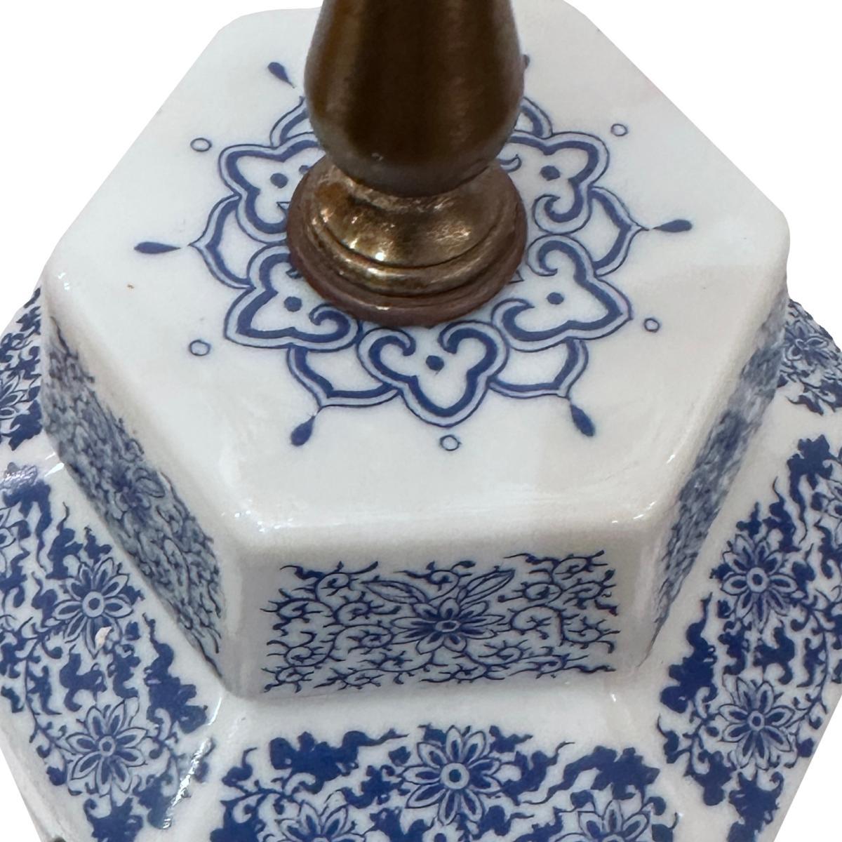 Single English Chinoiserie Lamp In Good Condition For Sale In New York, NY