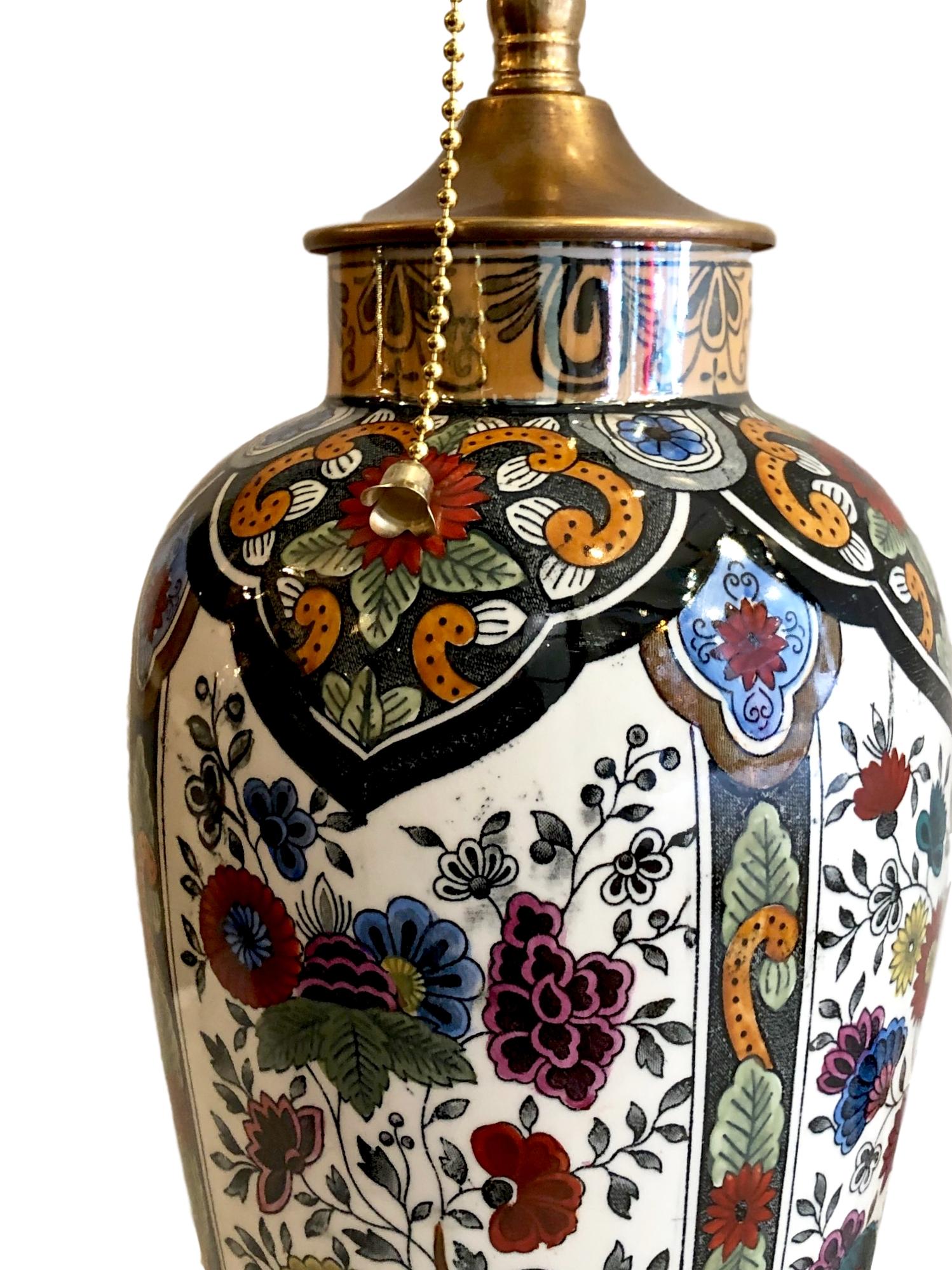 Lampe de table en porcelaine anglaise peinte à la main, datant des années 1940, avec motif floral.

Mesures :
Hauteur du corps : 14 pouces
Hauteur jusqu'au support de l'abat-jour : 24