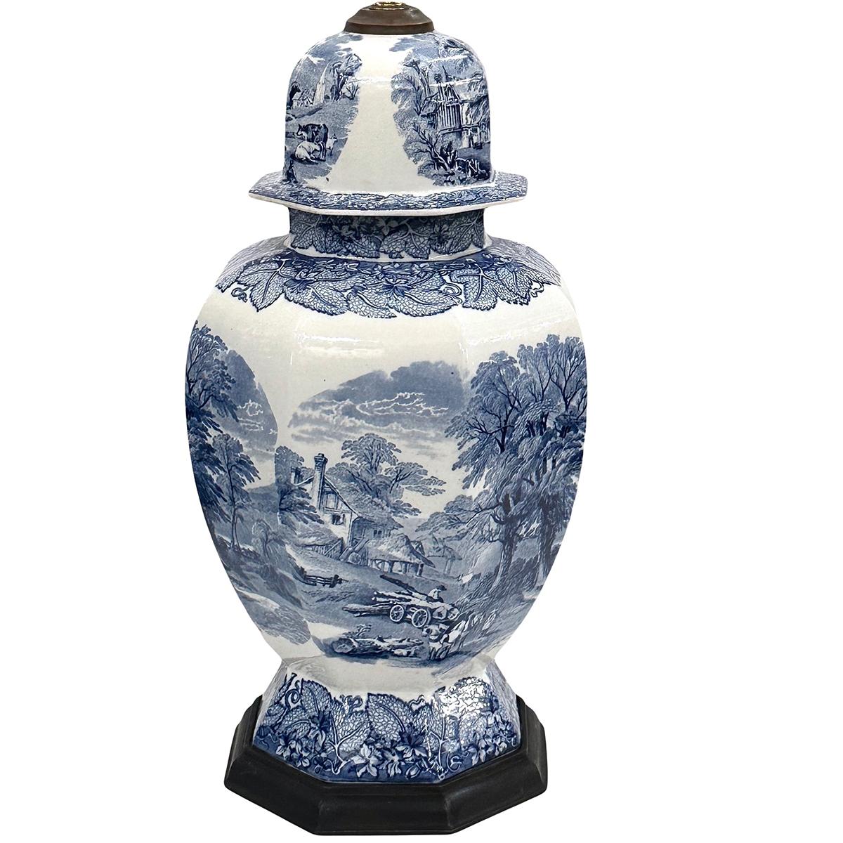 Lampe en porcelaine anglaise à décor de paysage, circa 1950

Mesures :
Hauteur du corps : 19
Hauteur jusqu'à l'appui de l'abat-jour : 28