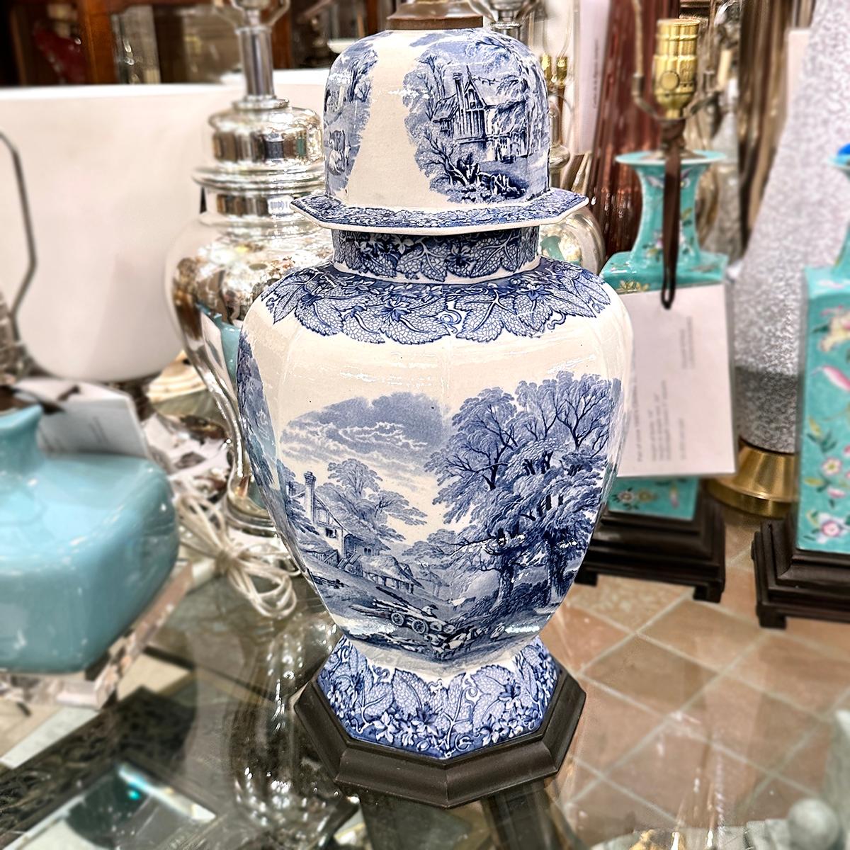 Sculpté à la main Lampe anglaise en porcelaine blanche et bleue en vente