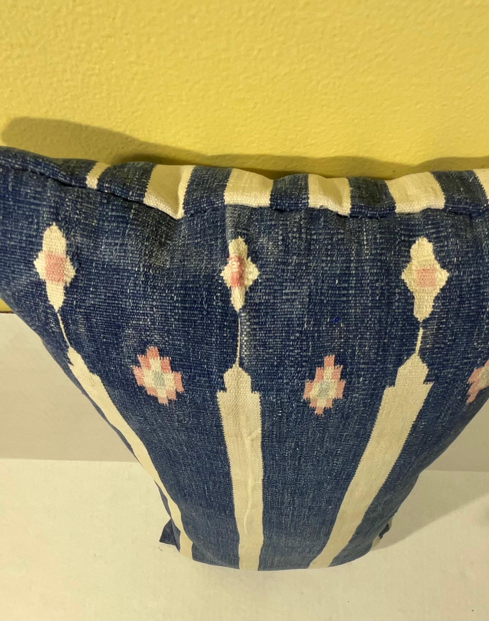 Single  Flat Weave Antique textile Pillow In Good Condition For Sale In Delray Beach, FL