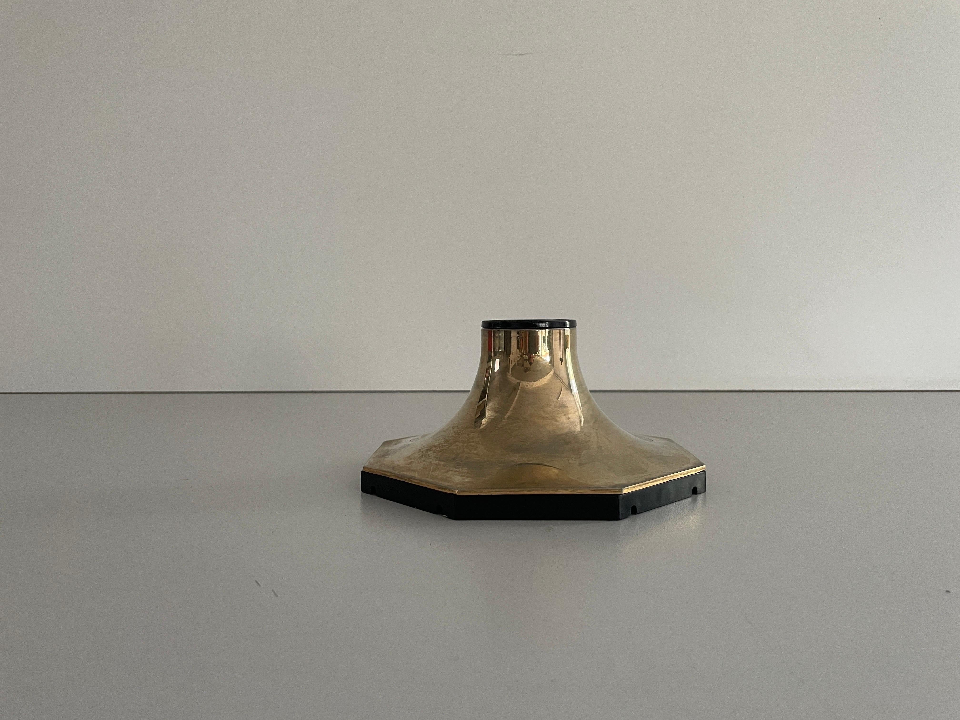 Lampe affleurante simple de Motoko Ishii pour Staff, années 1970, Allemagne

Lampe suspendue au design élégant et minimal

L'abat-jour est en bon état. 
Cette lampe fonctionne avec une ampoule E27. 
Câblé et adapté à une utilisation avec 220V et