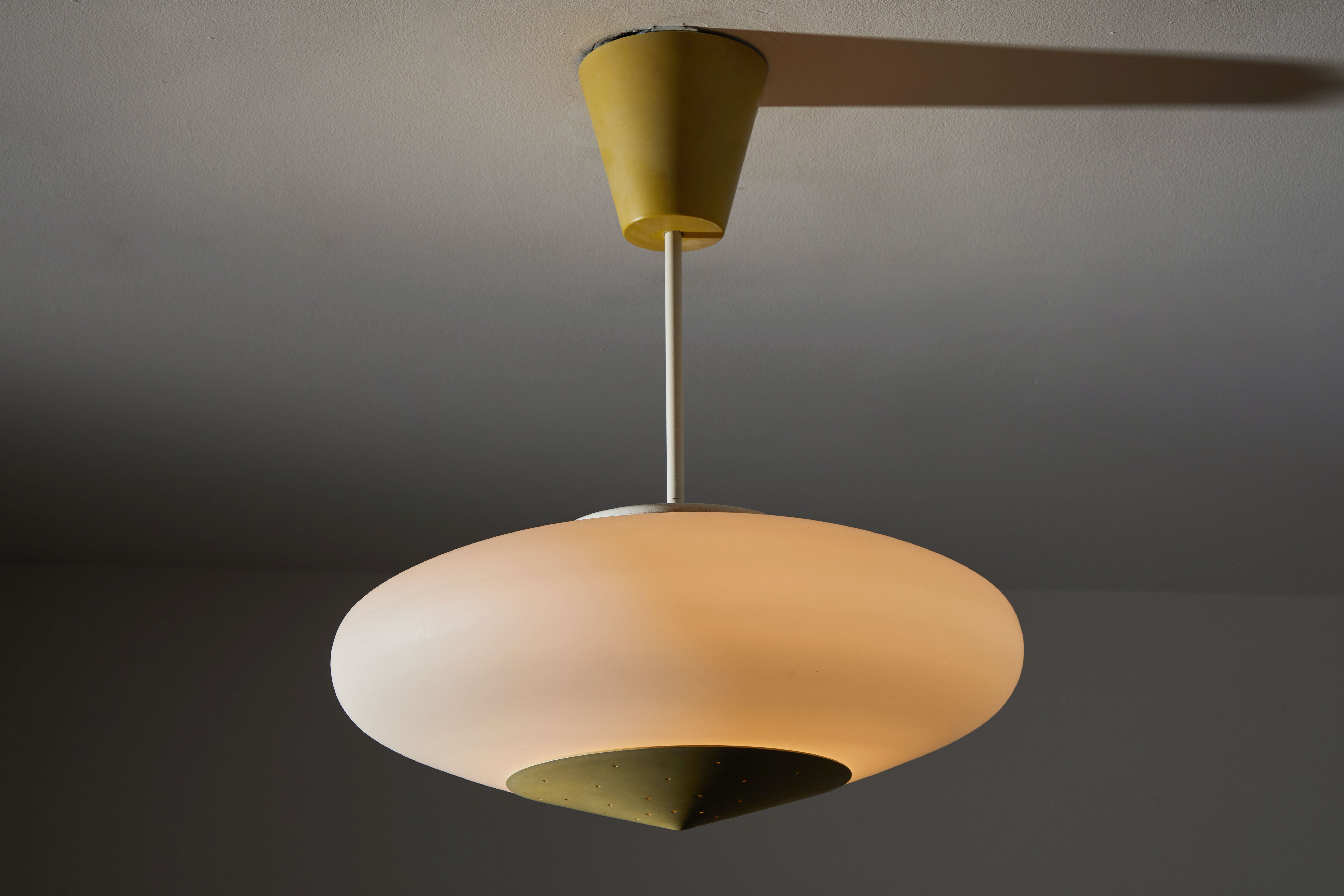 Einzelne flächenbündige Hängeleuchte, hergestellt von Stilux in Italien, ca. 1950er Jahre. Diffusor aus gebürstetem, satiniertem Glas, emaillierte Metallbeschläge. Perforiertes Detail an der Unterseite jeder Halterung. Original Baldachin. Die