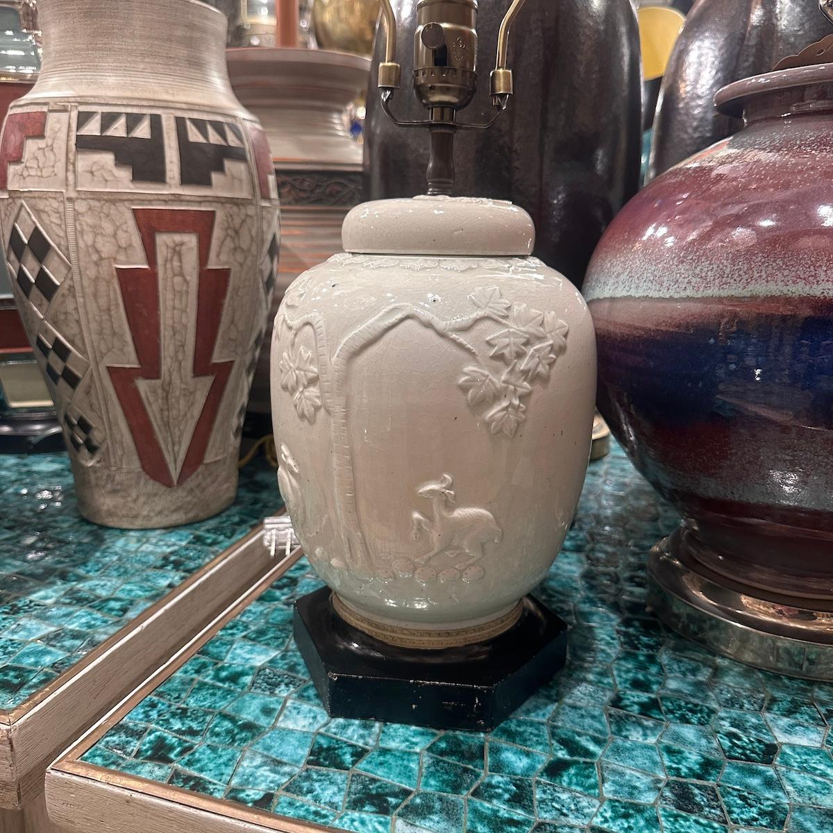 Lámpara de porcelana Chinoiserie de la década de 1950.

Medidas:
Altura del cuerpo: 12
Altura hasta el apoyo de la sombrilla: 21
Diámetro: 7