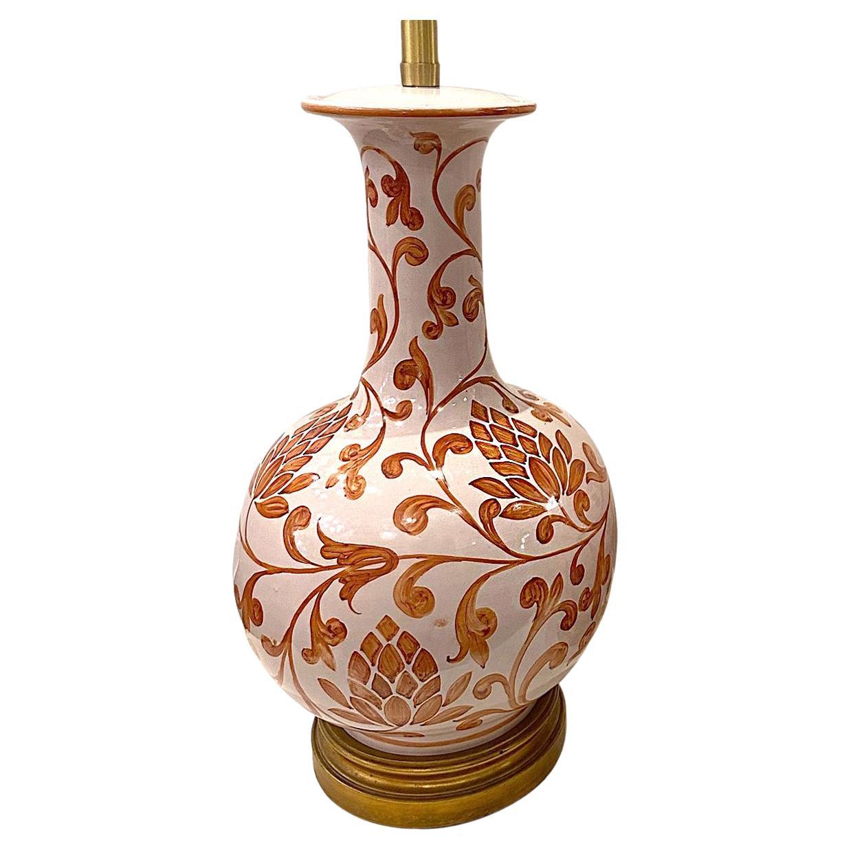Lampe de table en porcelaine italienne des années 1940 avec un décor de feuillage peint à la main.

Mesures :
Hauteur du corps : 20.5″.
Hauteur jusqu'au repose-ombre : 32″
Diamètre : 10.5″.
