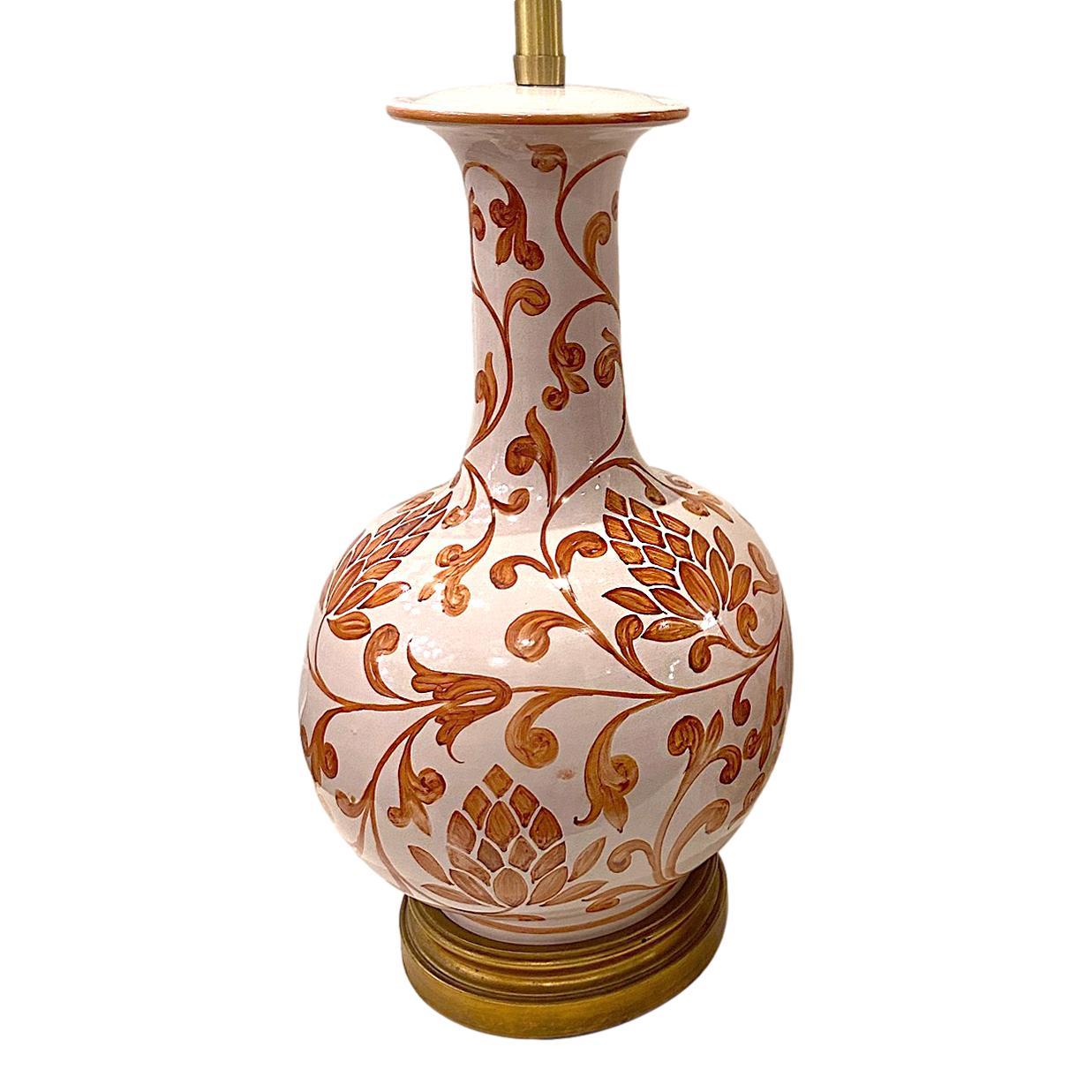 Lampe de table en porcelaine italienne des années 1940, décorée de feuillages peints à la main.

Mesures :
Hauteur du corps : 20.5
Hauteur jusqu'à l'appui de l'abat-jour : 32