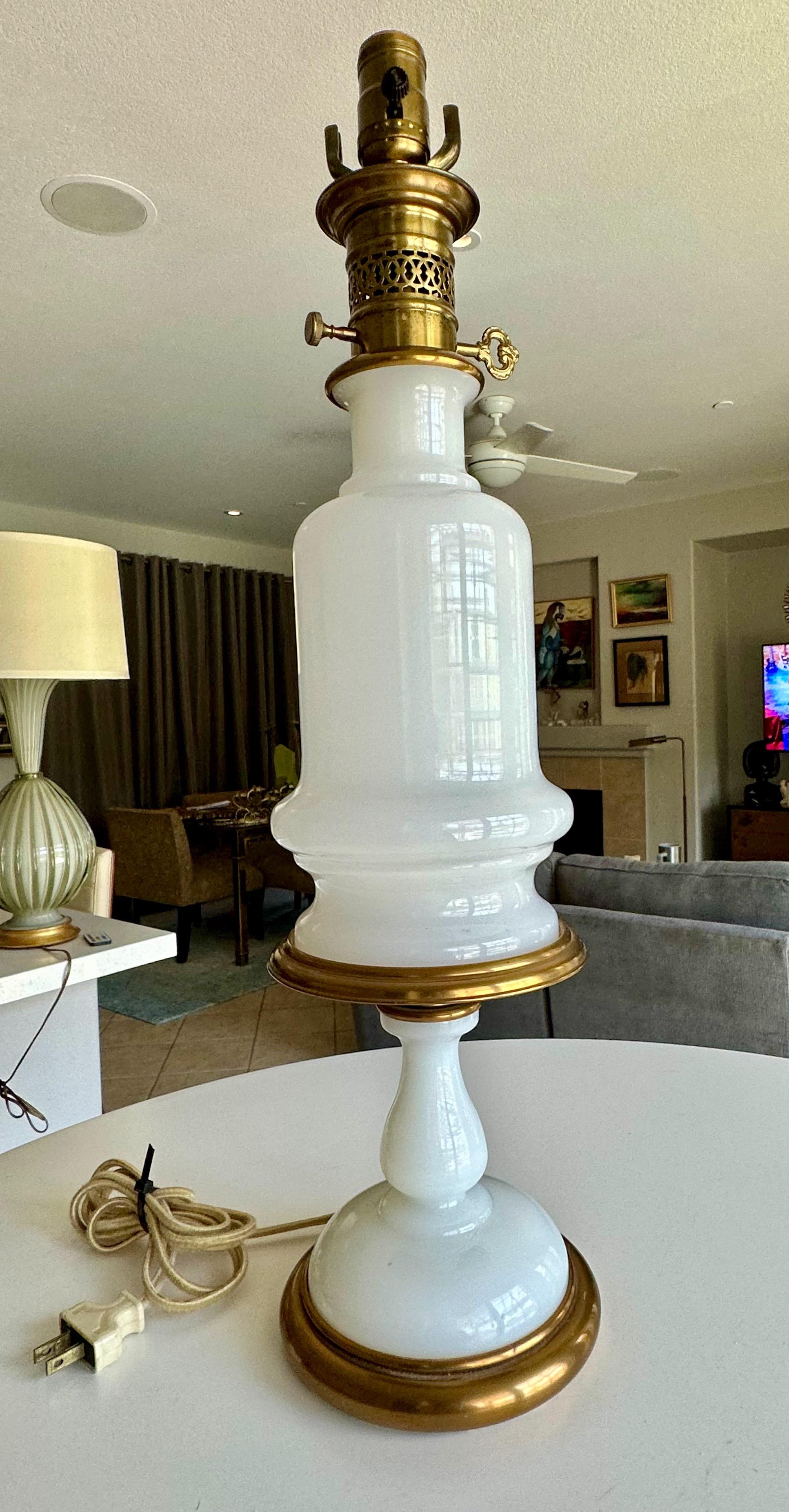 Lámpara de mesa individual Frederick Cooper de latón y cristal opalino en Bueno estado para la venta en Palm Springs, CA