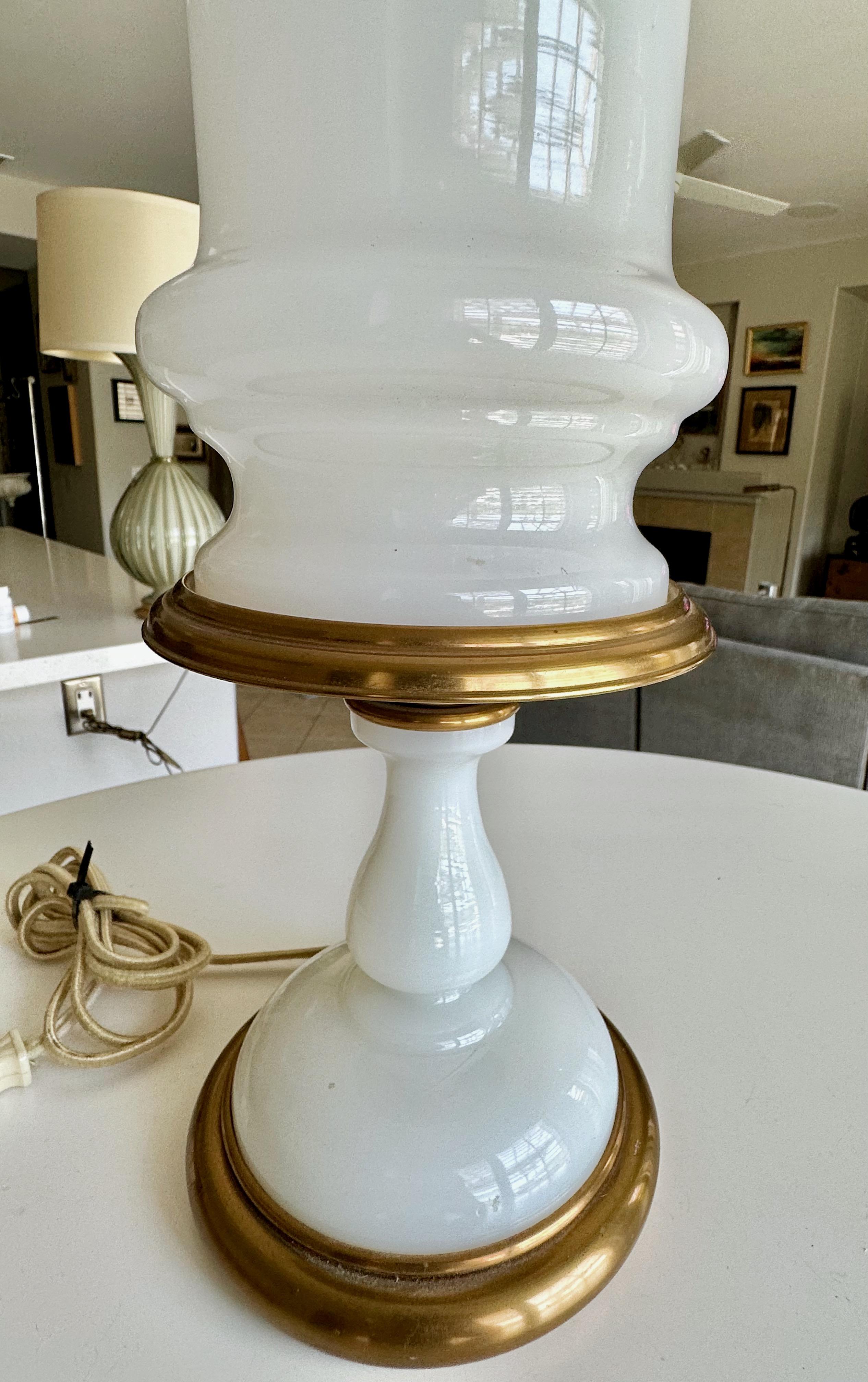 Lámpara de mesa individual Frederick Cooper de latón y cristal opalino en venta 2