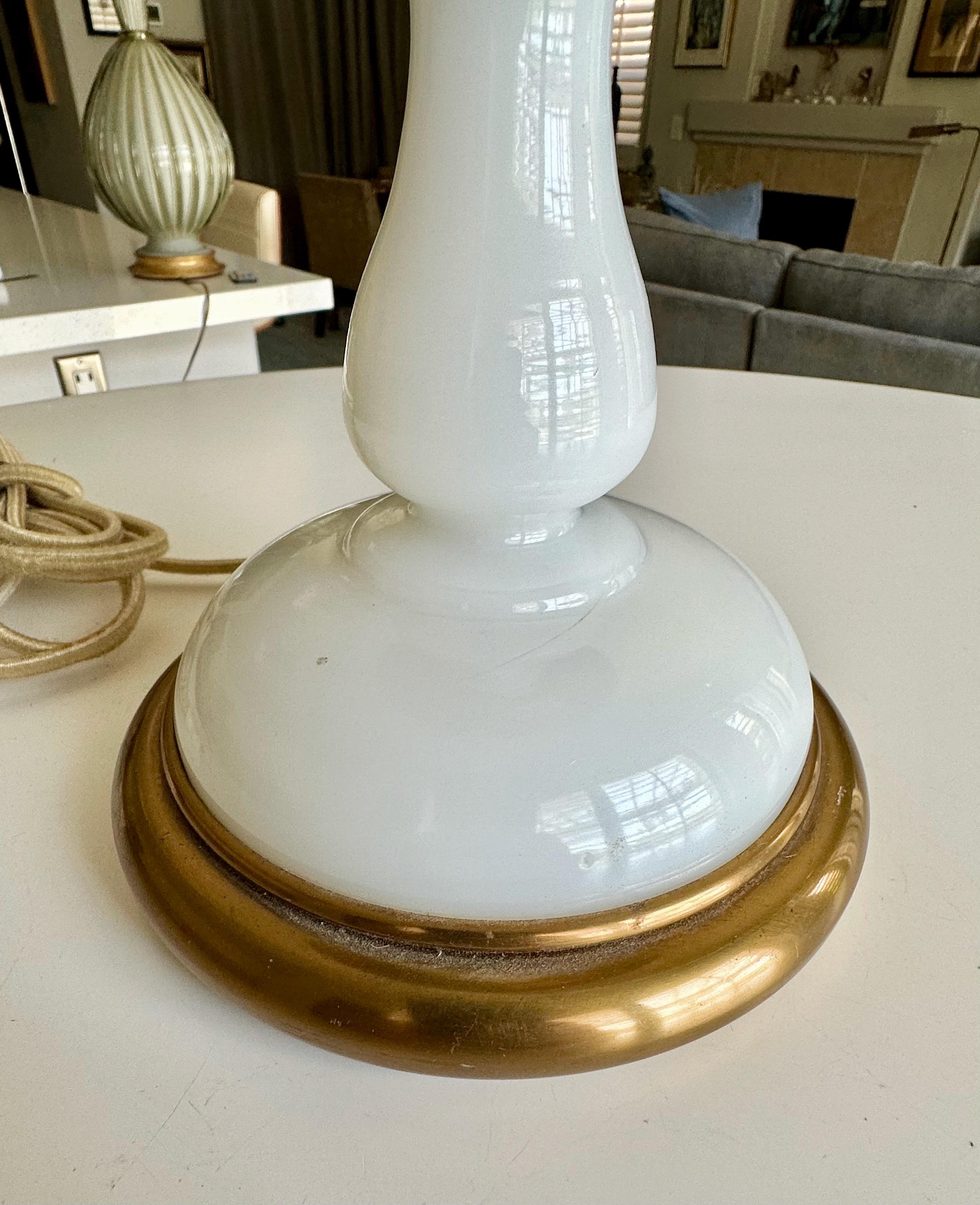 Lámpara de mesa individual Frederick Cooper de latón y cristal opalino en venta 3