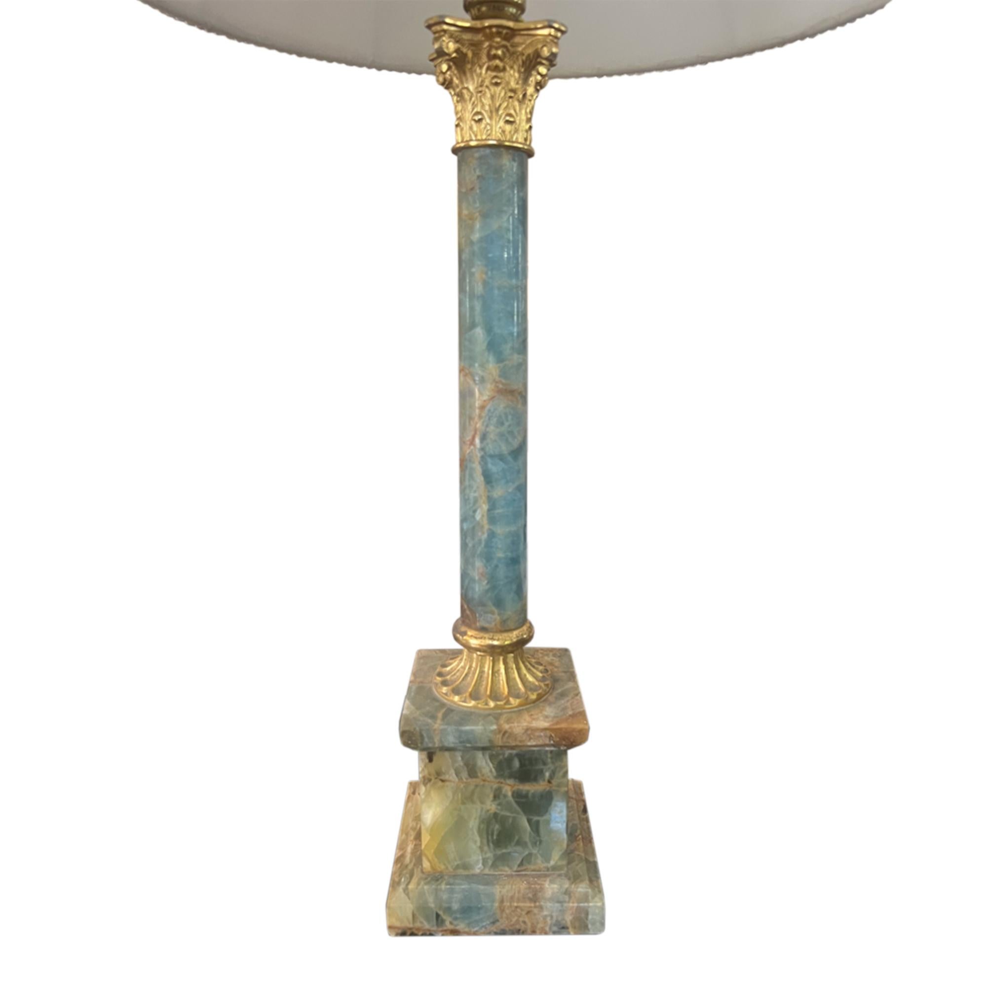 Une belle lampe décorative fabriquée en France dans les années 1950. 

Veuillez regarder toutes nos photos pour voir la belle couleur bleue du marbre et les détails en laiton doré.

Nous avons refait le câblage de cette lampe avec des fils torsadés
