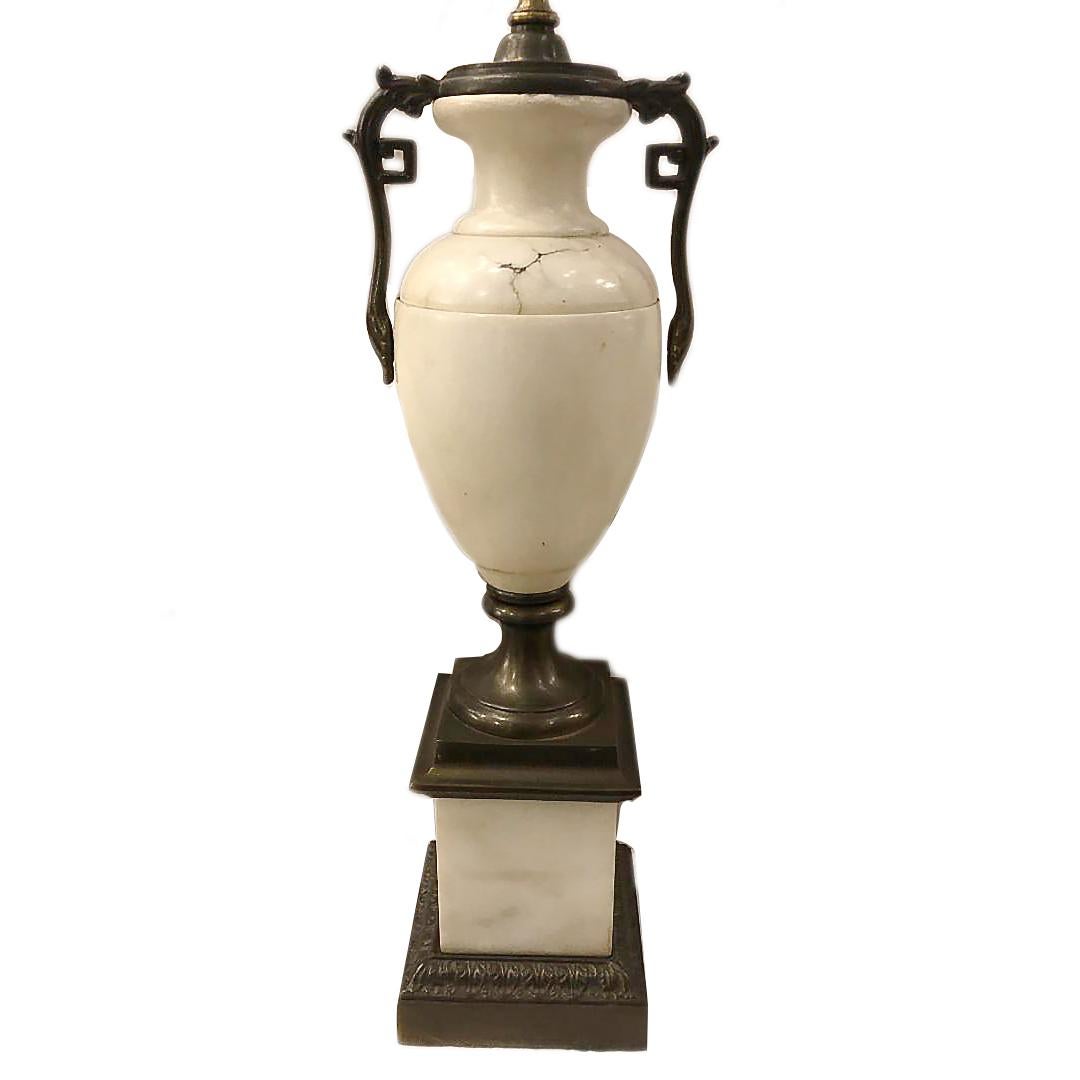A single French circa 1920's alabaster table lamp in neoclassic style with bronze fittings.

Measurements:
Height of body: 20