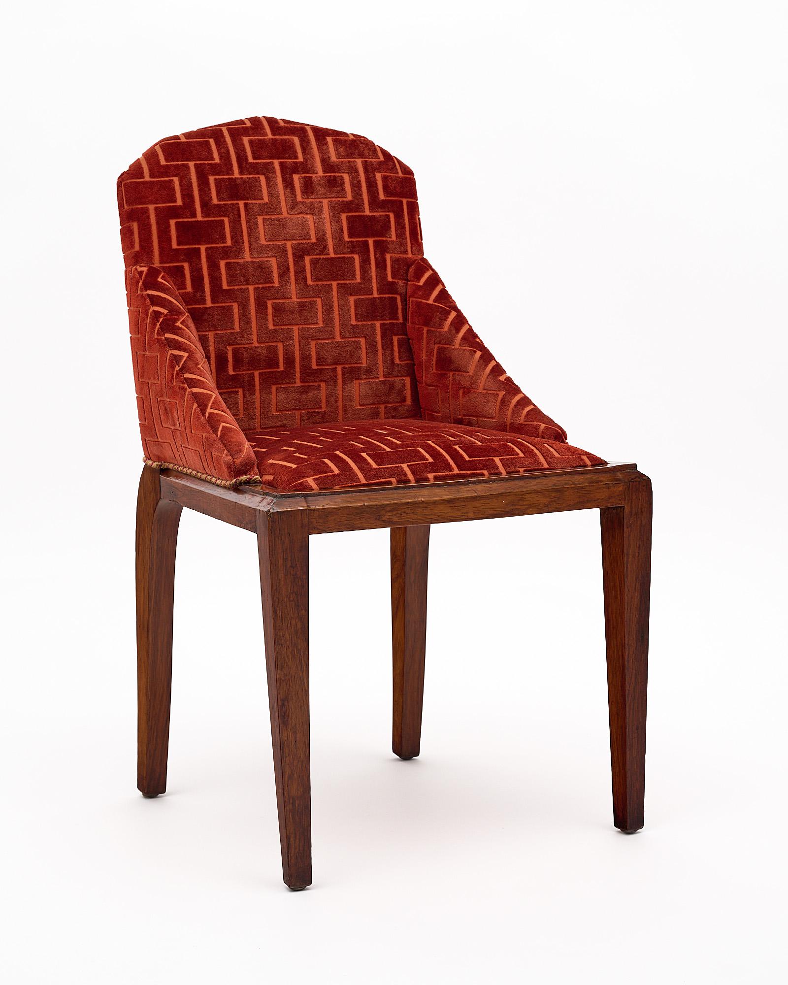 Chaise, française, de la période Art déco. Cette pièce est fabriquée en noyer avec un revêtement en velours estampé d'origine dans des tons chauds.
