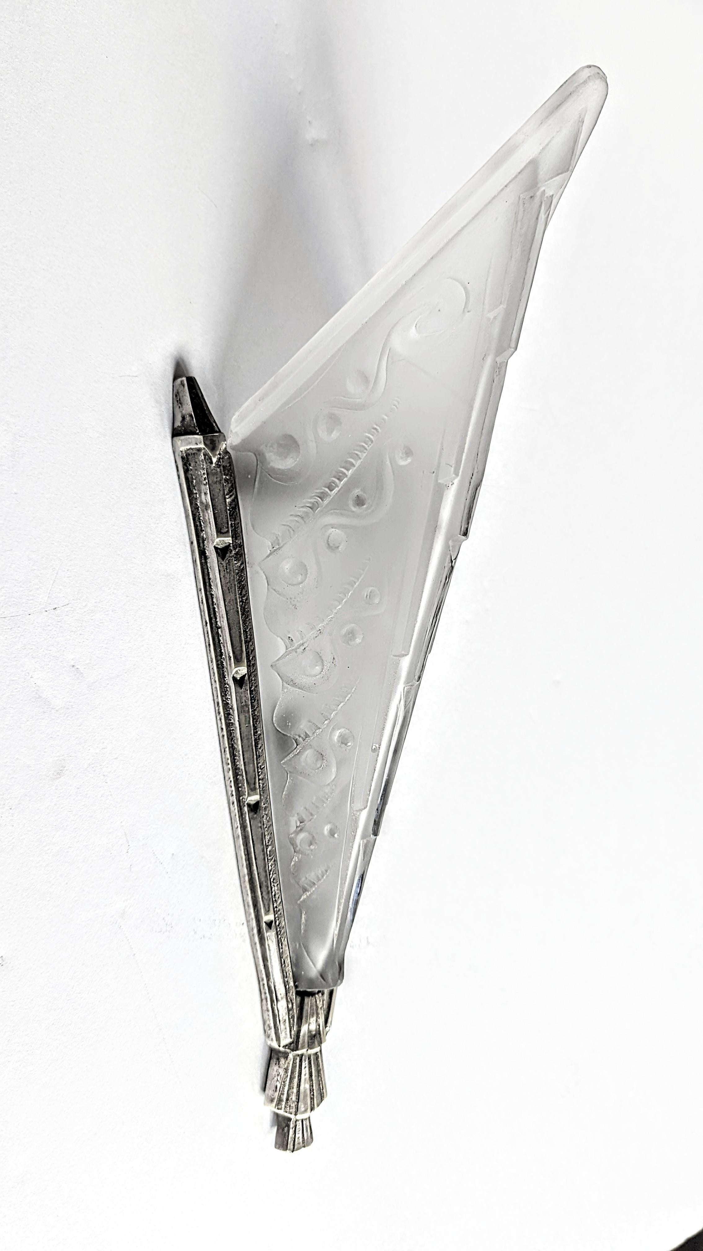 Französische Art-Déco-Wandleuchte mit klarem Milchglasschirm und floralen Details. Montiert in einem passenden dekorativen Bronzerahmen, der für die US-Normen neu verkabelt wurde. Die Leuchte kann mit einer Kandelaberlampe (max. 60 Watt) bestückt