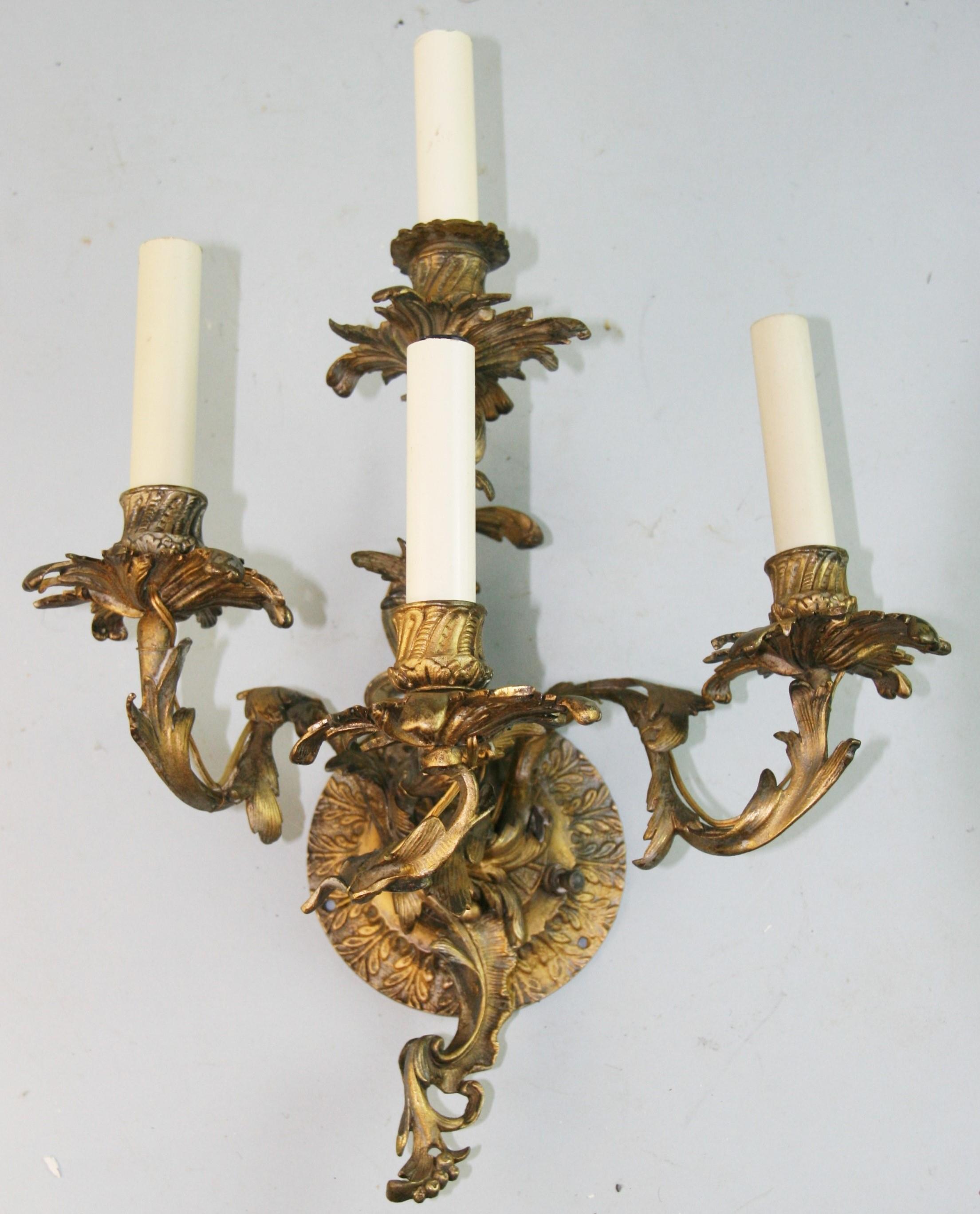Antique Single French Bronze Baroque Four Light Sconce In Good Condition For Sale In Douglas Manor, NY