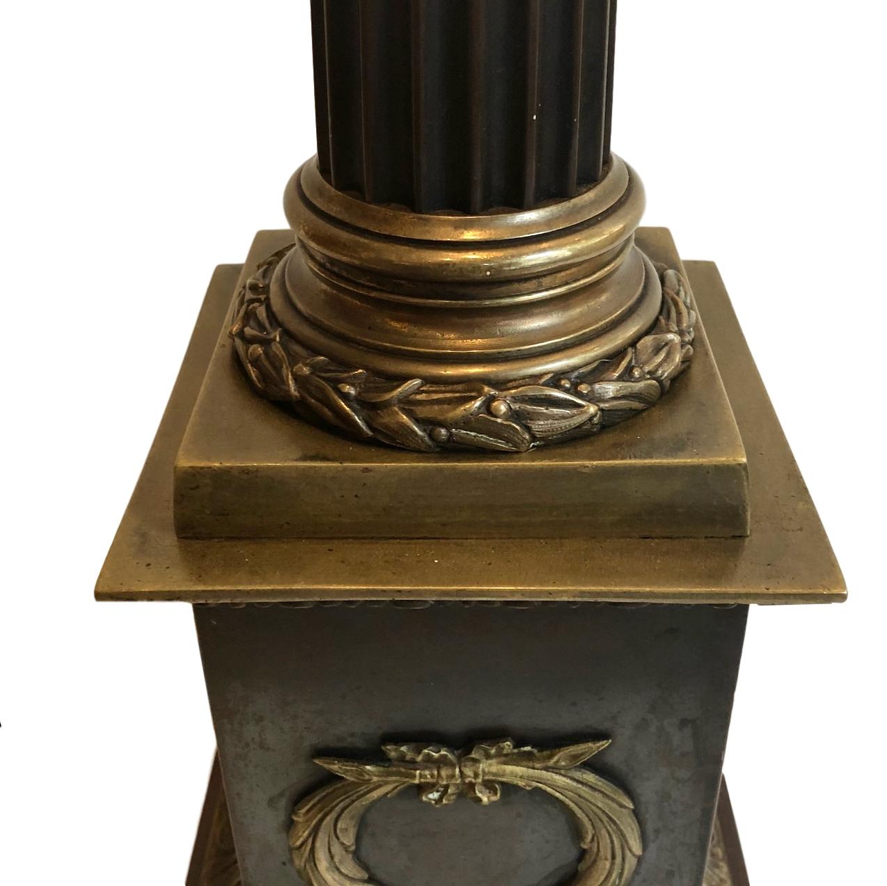 Lampe de table simple de style Empire français Bon état - En vente à New York, NY