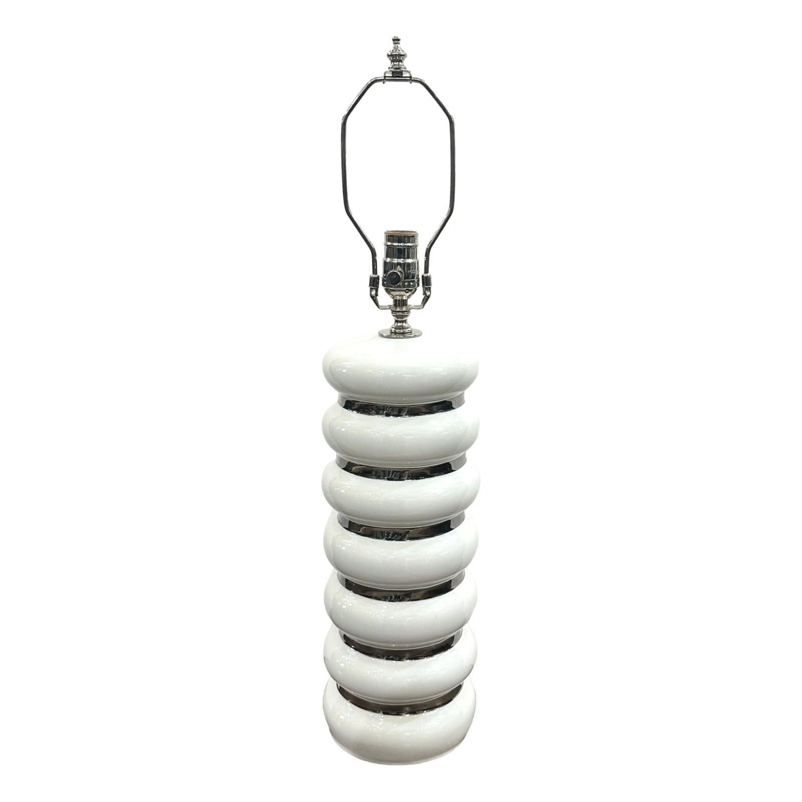 Lámpara de sobremesa de porcelana y cromo de estilo francés moderno, de hacia 1960.

Medidas:
Altura del cuerpo: 16
Altura desde la base de la pantalla: 26
Diámetro: 5,5