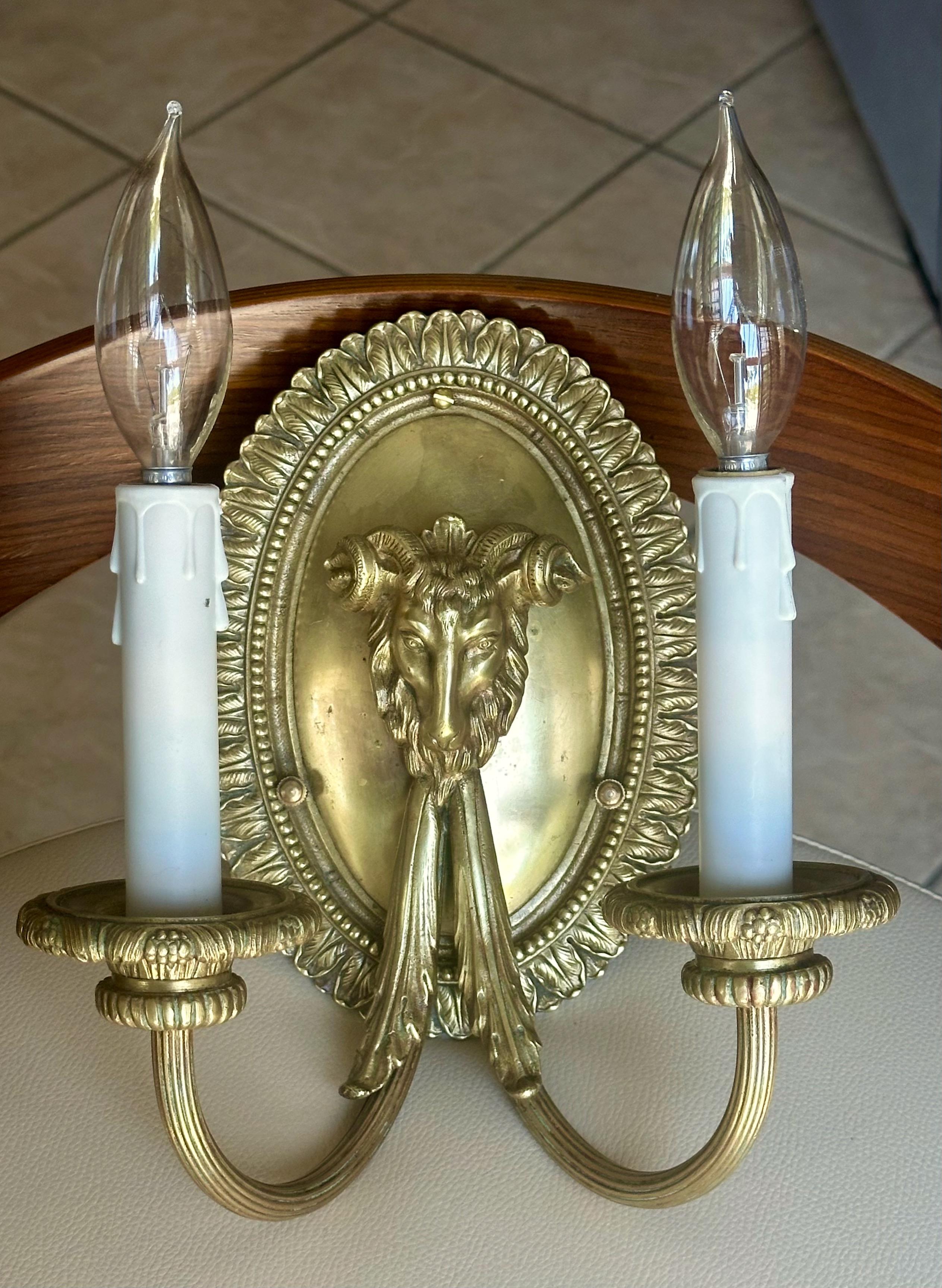 Aplique neoclásico francés simple de latón con cabeza de carnero en Bueno estado para la venta en Palm Springs, CA