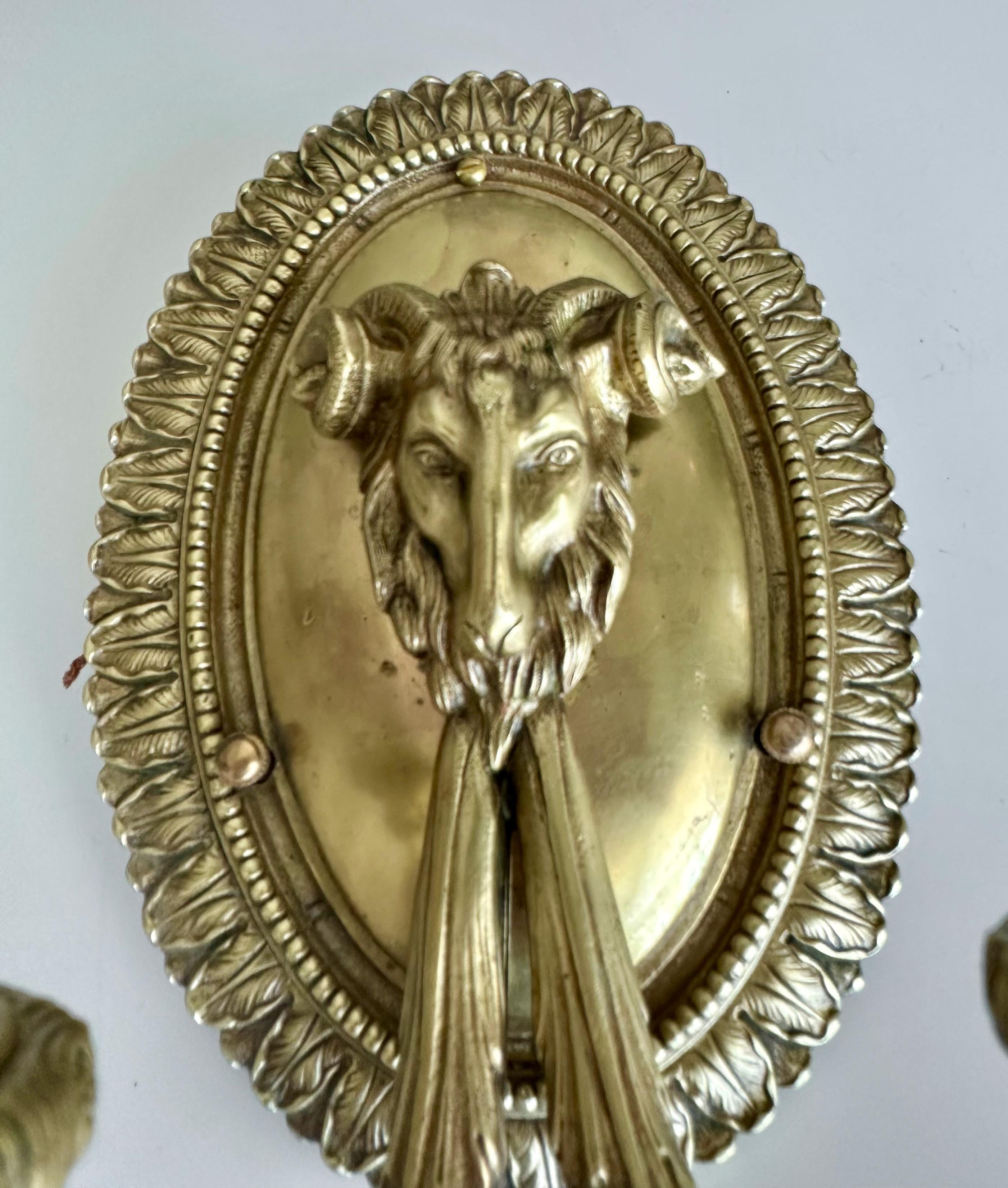 Aplique neoclásico francés simple de latón con cabeza de carnero en venta 3