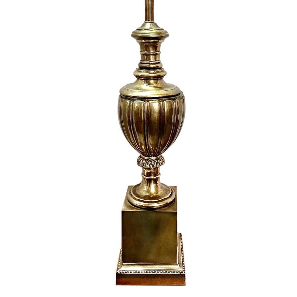 Milieu du XXe siècle Lampe française simple en bronze patiné en vente