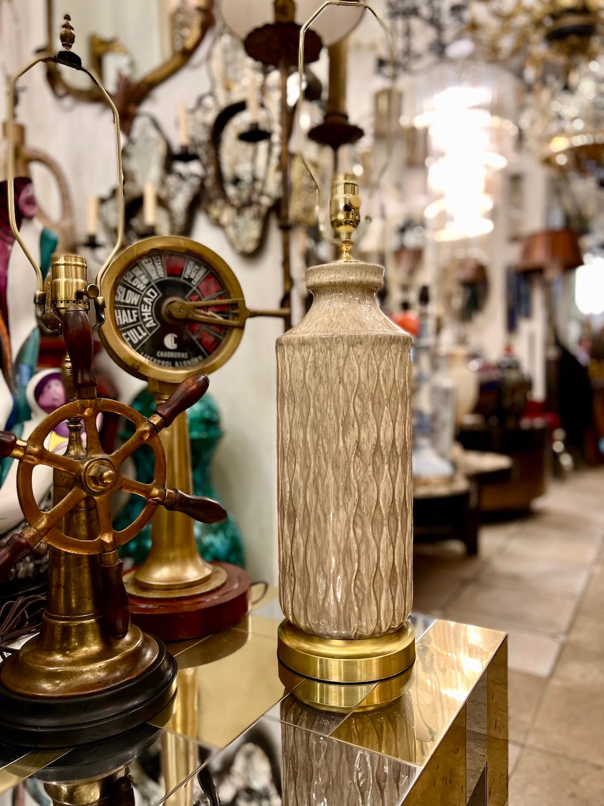 Lampe simple en porcelaine française Bon état - En vente à New York, NY