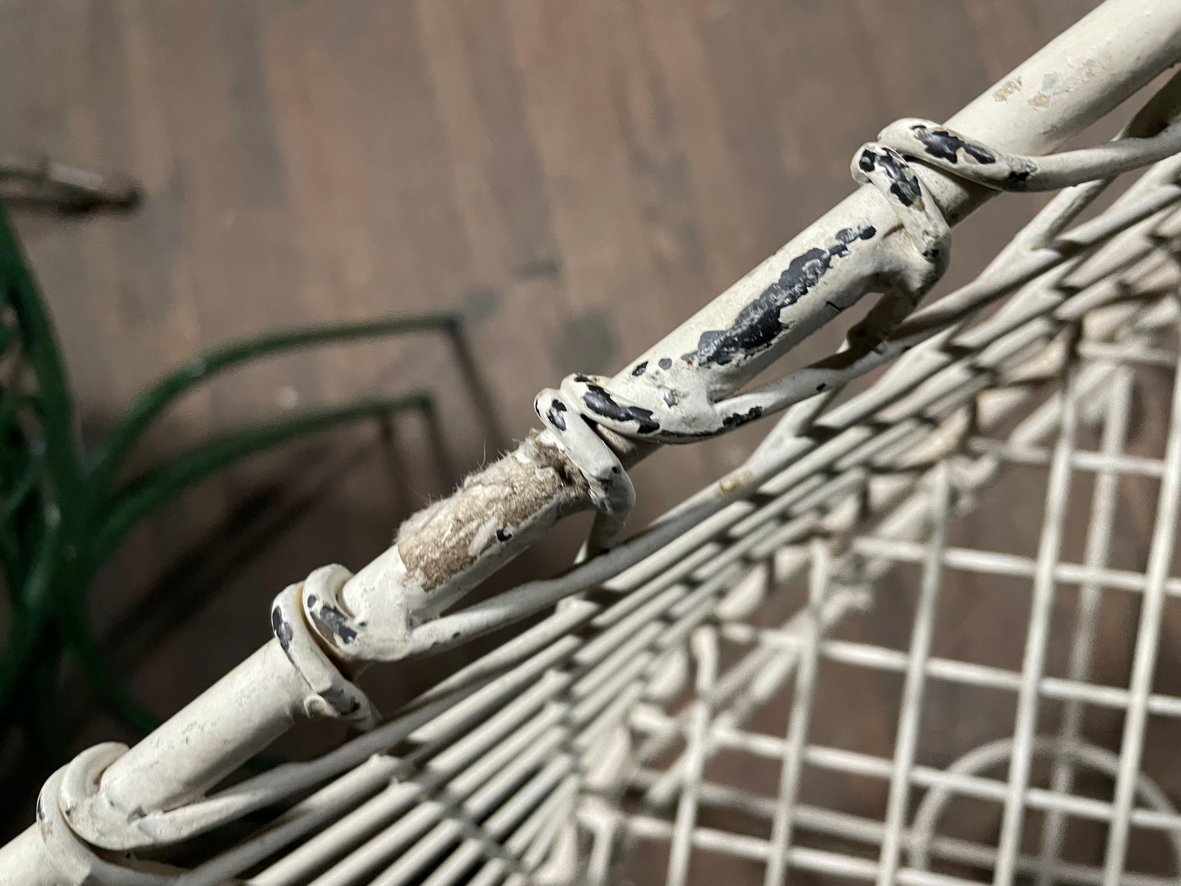 Chaise de patio à dossier tubulaire en fer peint blanc à la française  en vente 3