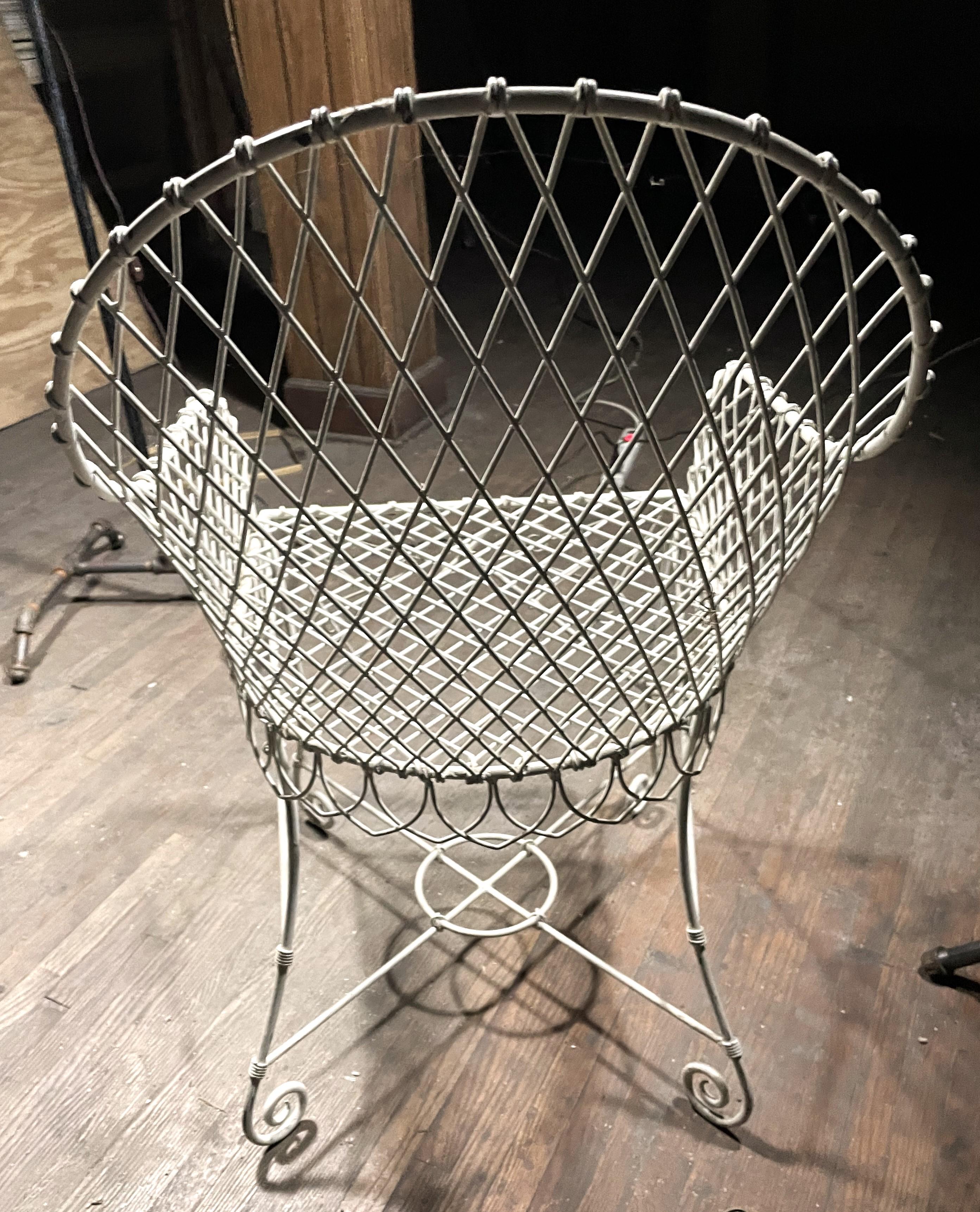 20th Century Single French White Painted Iron Wire Tub Back Patio Chair  For Sale