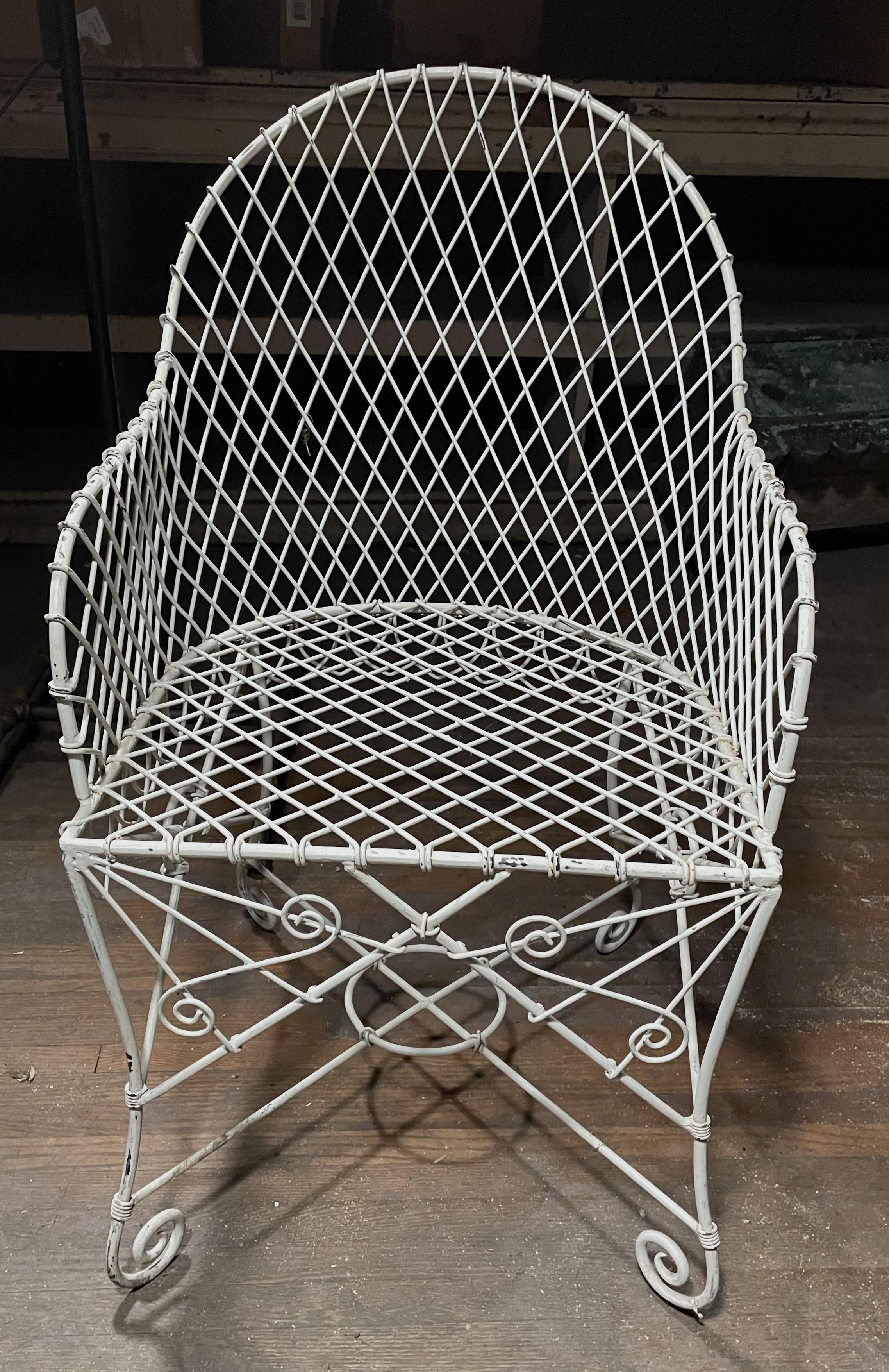 Chaise de patio à dossier tubulaire en fer peint blanc à la française  en vente 1
