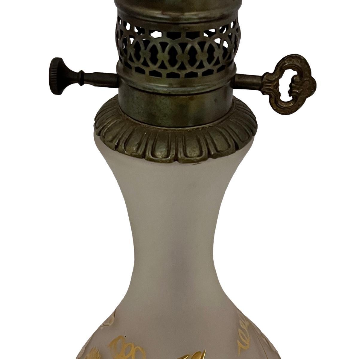 Realizzato con acquaforte Lampada singola in vetro smerigliato con uva dorata in vendita