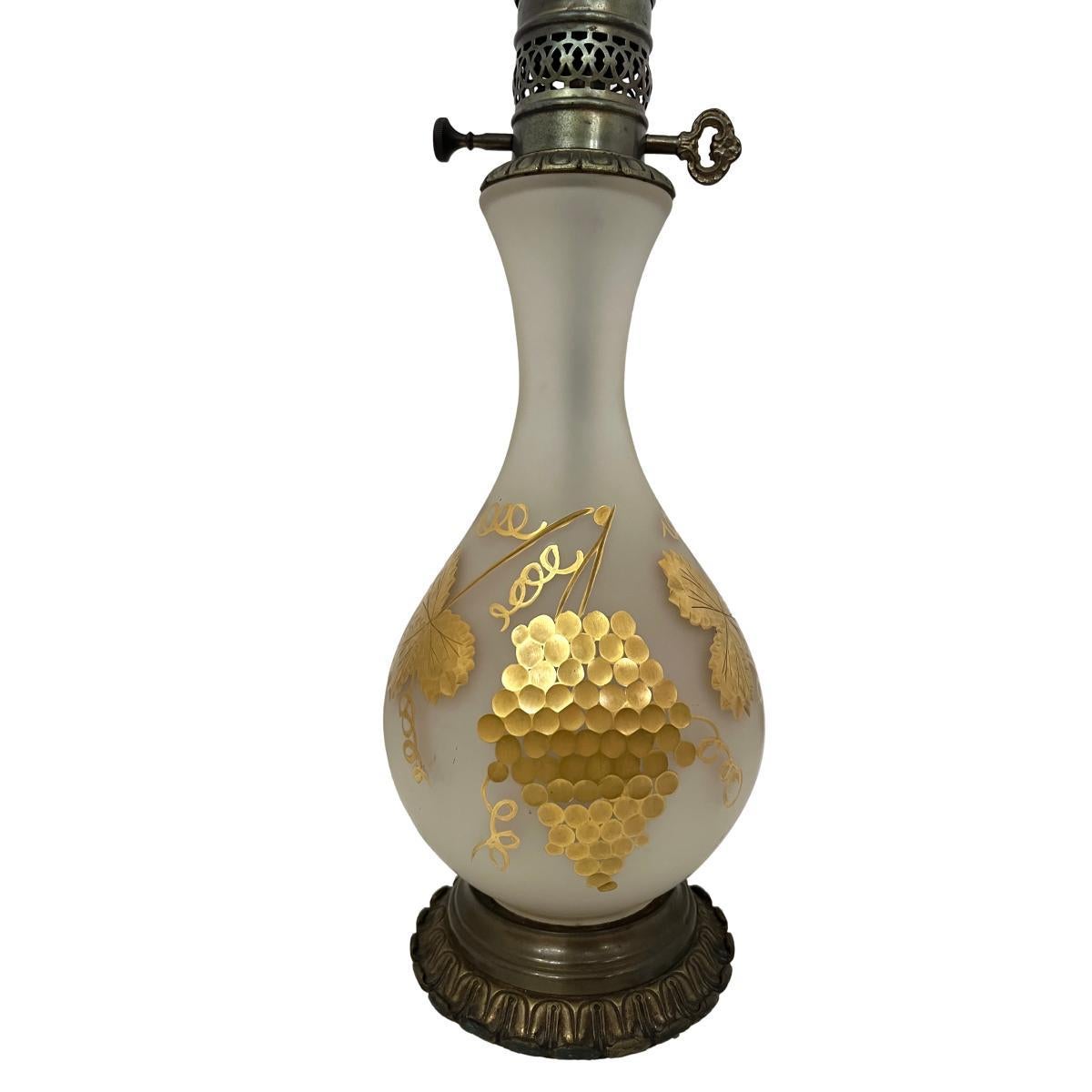 Lampada singola in vetro smerigliato con uva dorata In condizioni buone in vendita a New York, NY