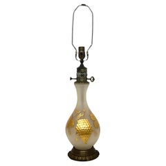 Einzelne Lampe aus Milchglas mit vergoldeten Trauben