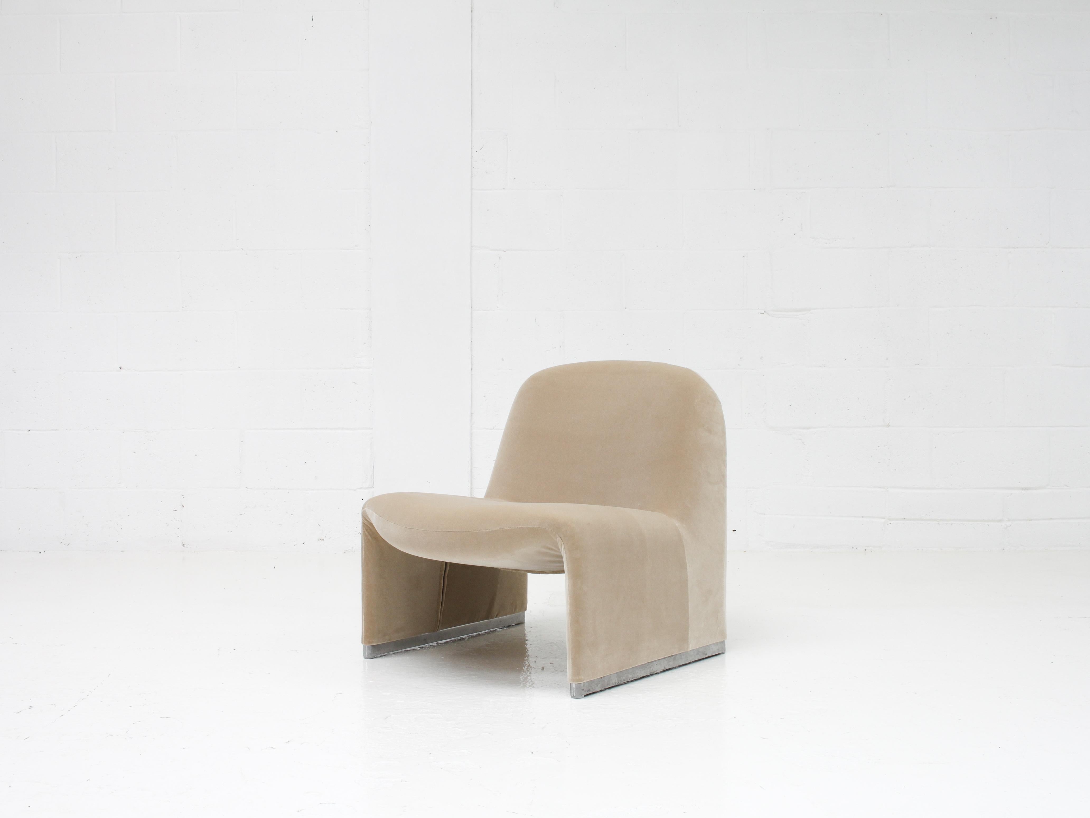 A single Giancarlo Piretti “Alky” chair newly upholstered in Designers Guild linen colored cotton velvet. 

Manufactured by Artifort in the 1970s.

The organic shape offers a minimal appearance but also comfort.

Foam restored where required