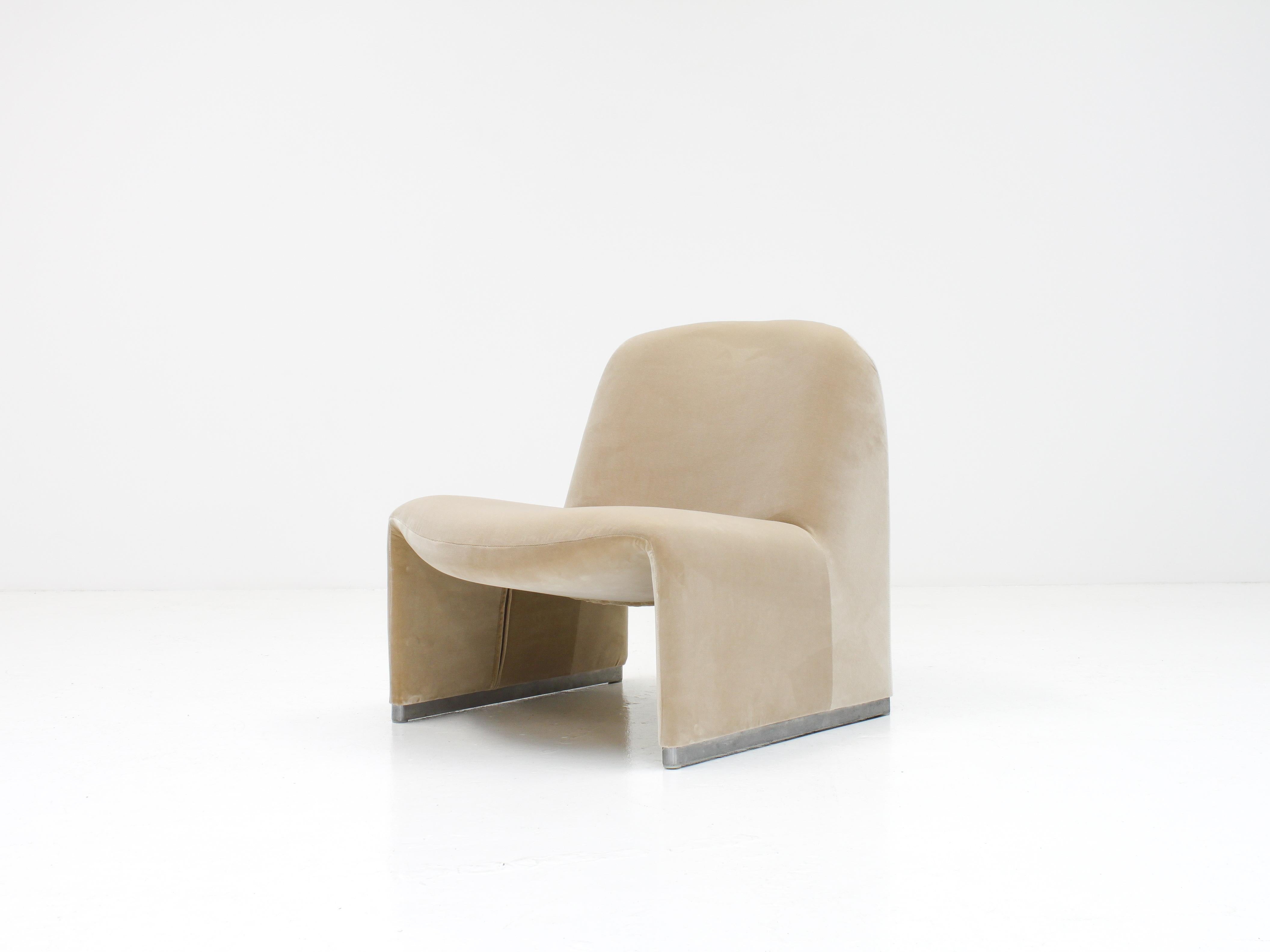 A single Giancarlo Piretti “Alky” chair newly upholstered in Designers Guild linen colored cotton velvet. 

Manufactured by Artifort in the 1970s.

The organic shape offers a minimal appearance but also comfort.

Foam restored where required and