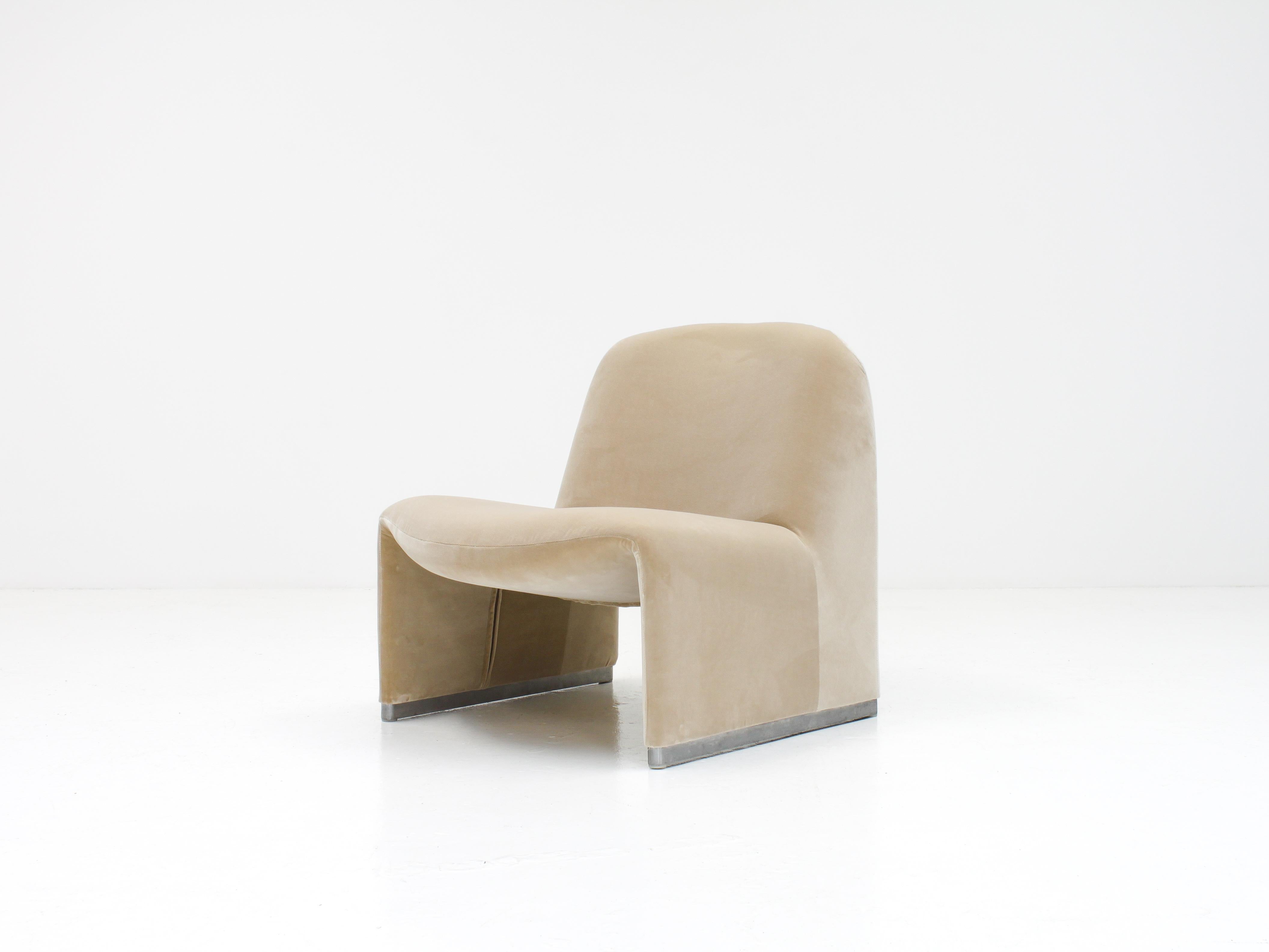 A single Giancarlo Piretti “Alky” chair newly upholstered in Designers Guild linen colored cotton velvet. 

Manufactured by Artifort in the 1970s.

The organic shape offers a minimal appearance but also comfort.

In very nice condition with