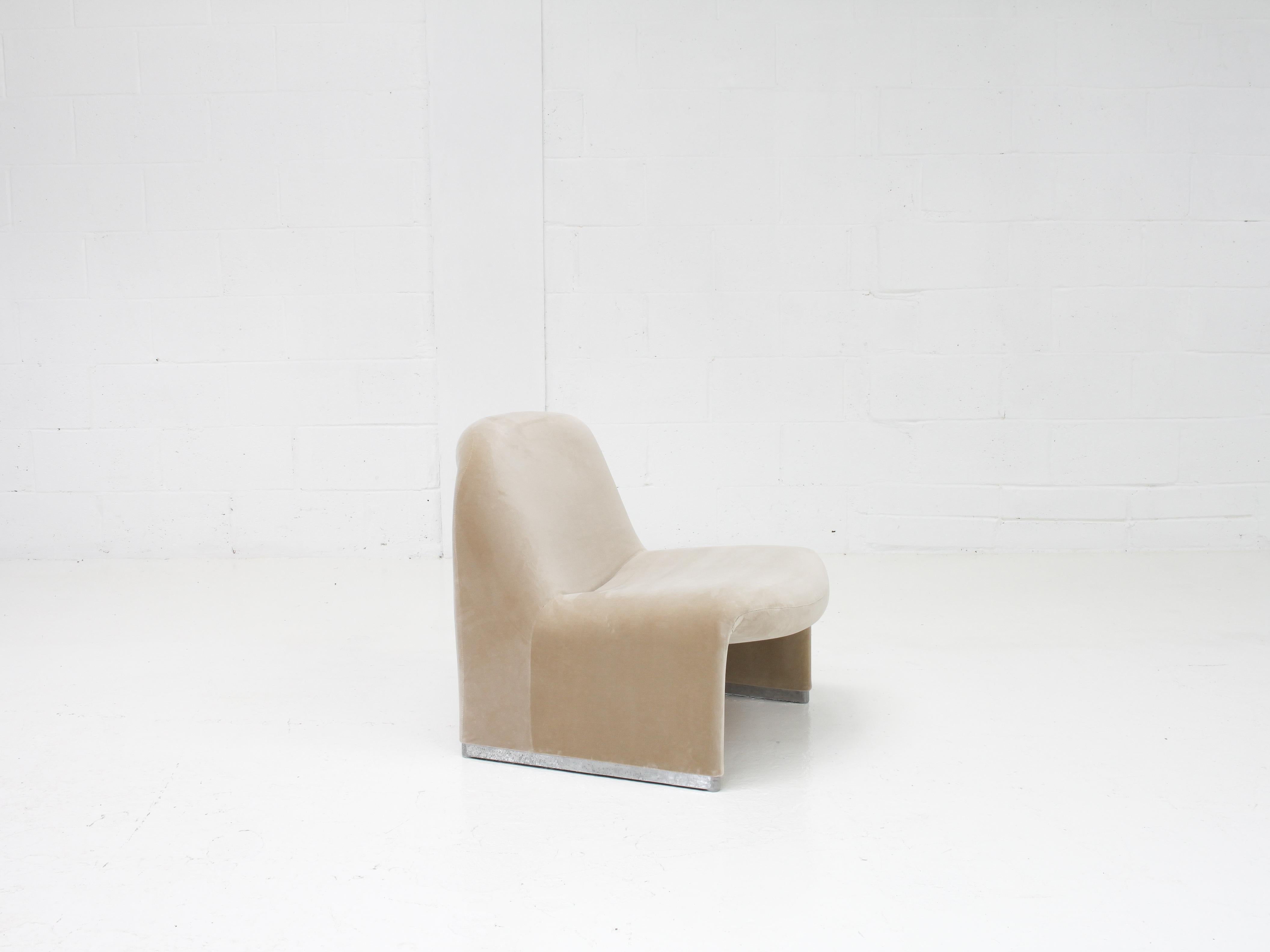 Single Giancarlo Piretti “Alky” Chair in New Velvet, Artifort, 1970s In Good Condition In London Road, Baldock, Hertfordshire