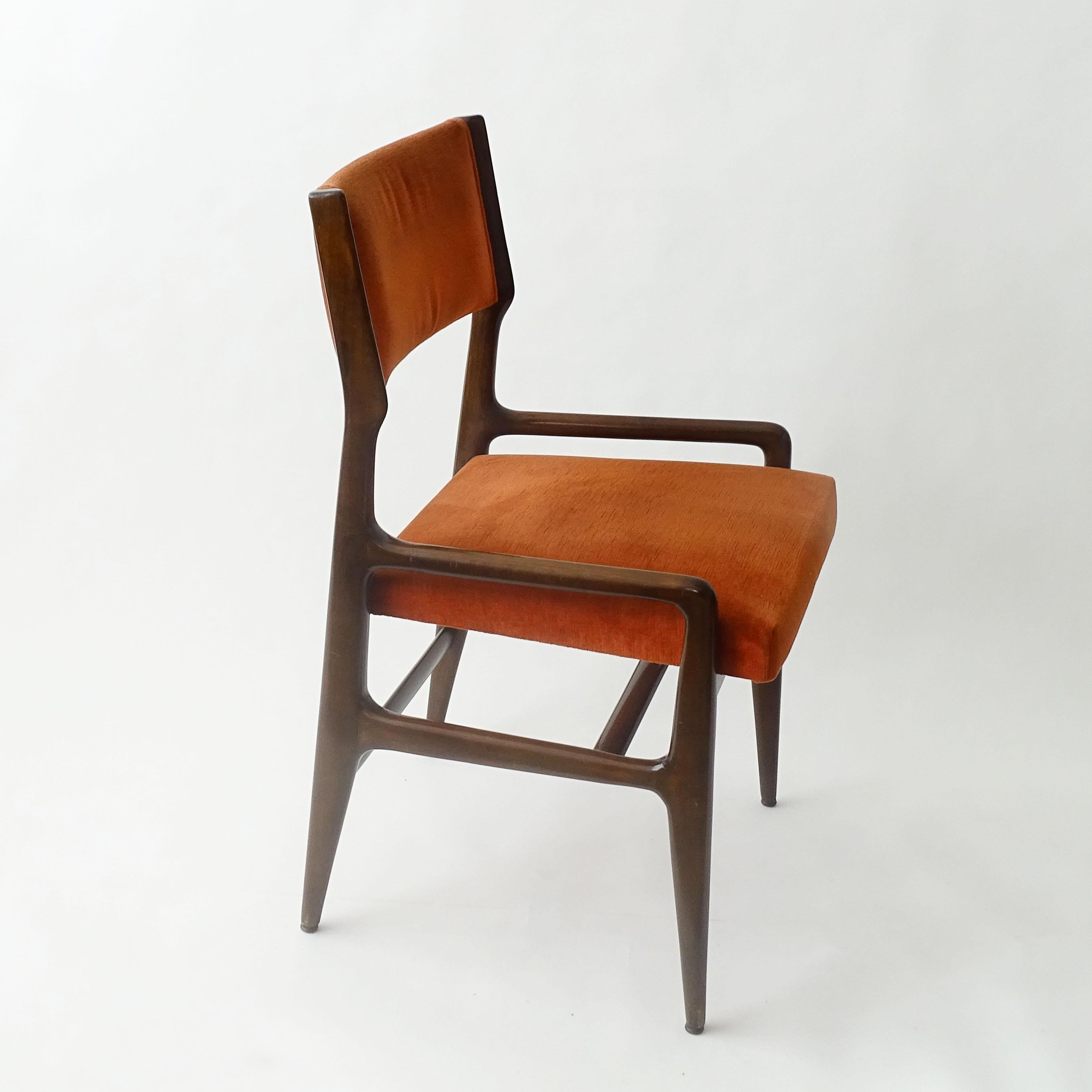 Einzelner Gio Ponti Modell: 676 Stuhl für Cassina, Italien 1950er Jahre
Original Samtpolsterung.