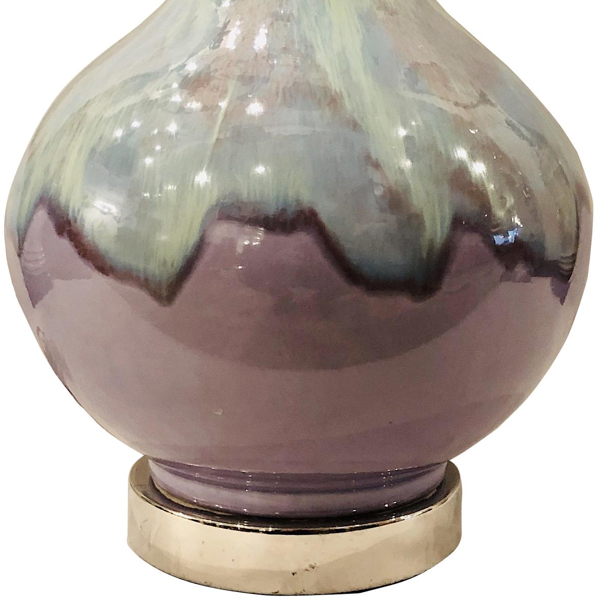Lampe de table unique en porcelaine émaillée, datant des années 1960, aux teintes turquoise et améthyste, sur une base nickelée.

Mesures :
Hauteur 15