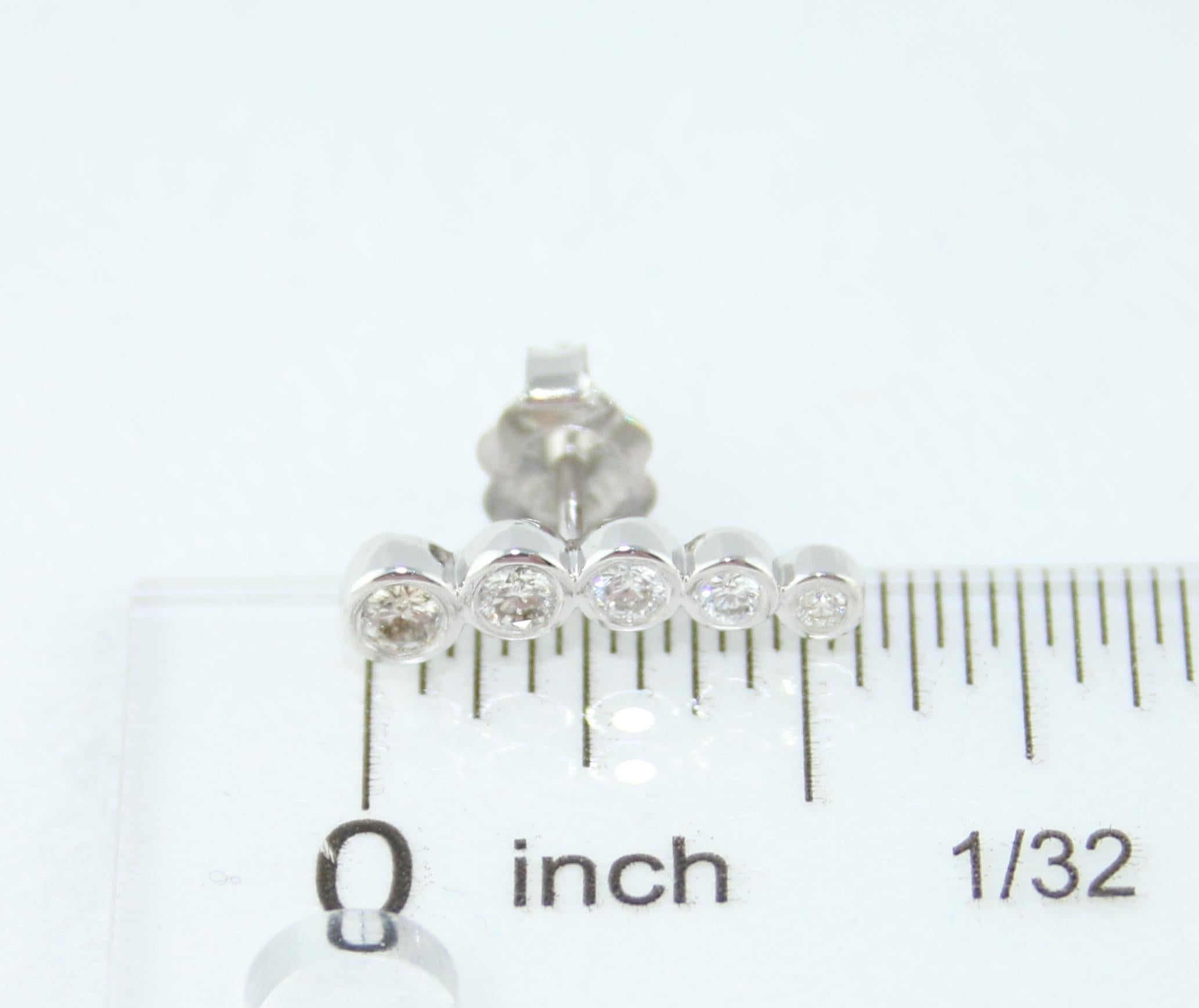 Boucles d'oreilles droites en or avec un seul chaton gradué en forme de couvercle et un diamant 0,17 carat Pour femmes en vente