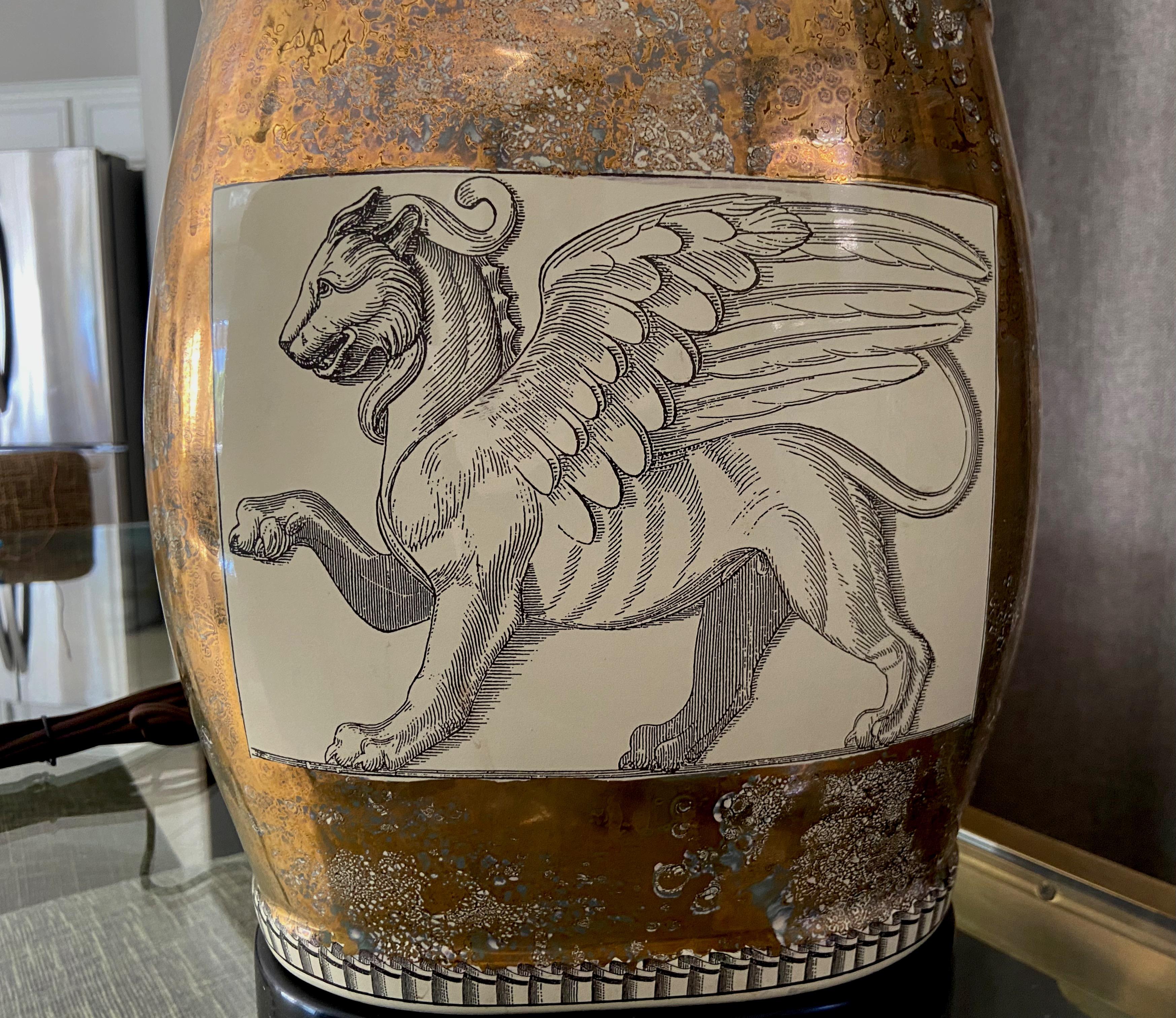 Lampe de bureau simple Griffin en porcelaine à motif de lion en vente 5