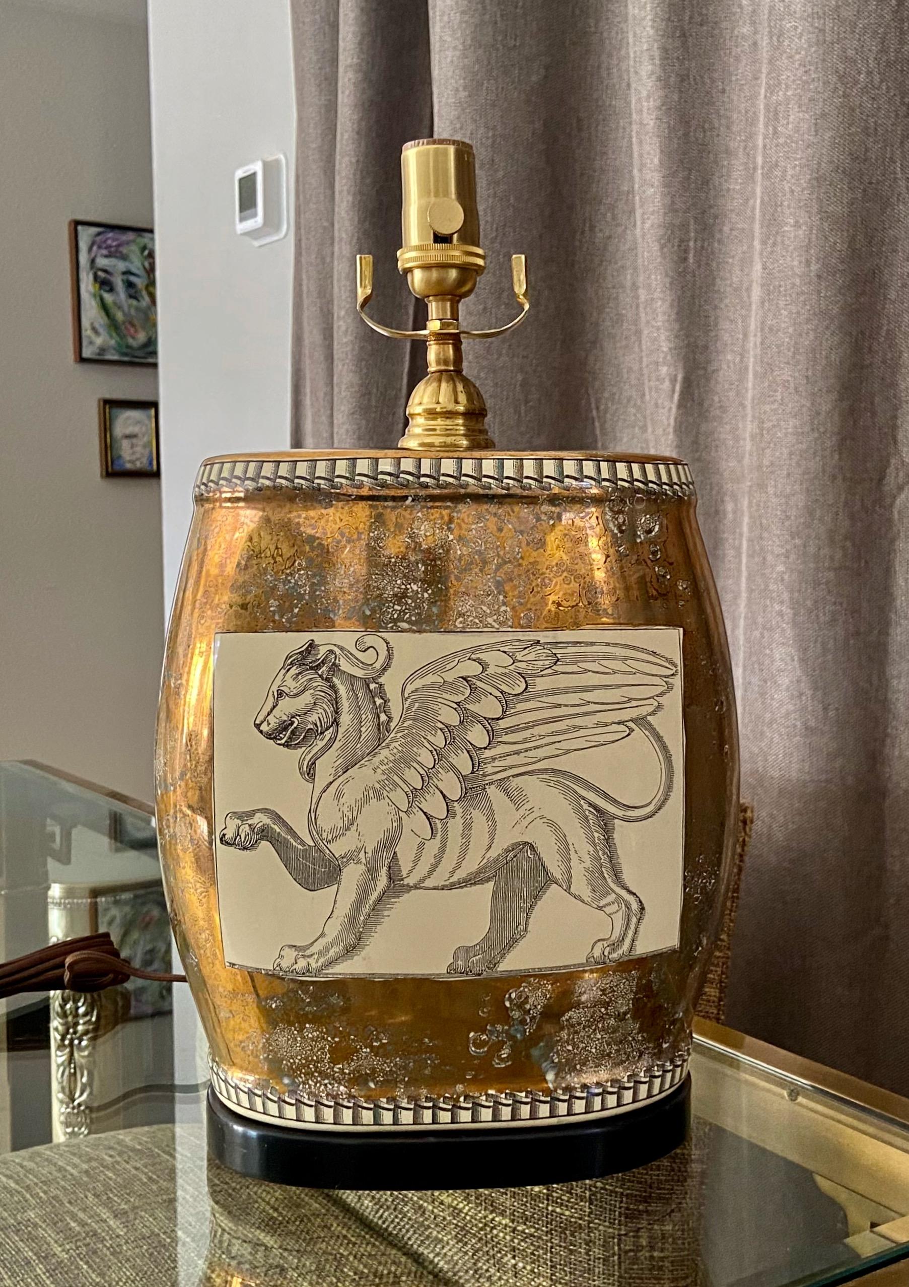 Lampe de bureau simple Griffin en porcelaine à motif de lion en vente 6