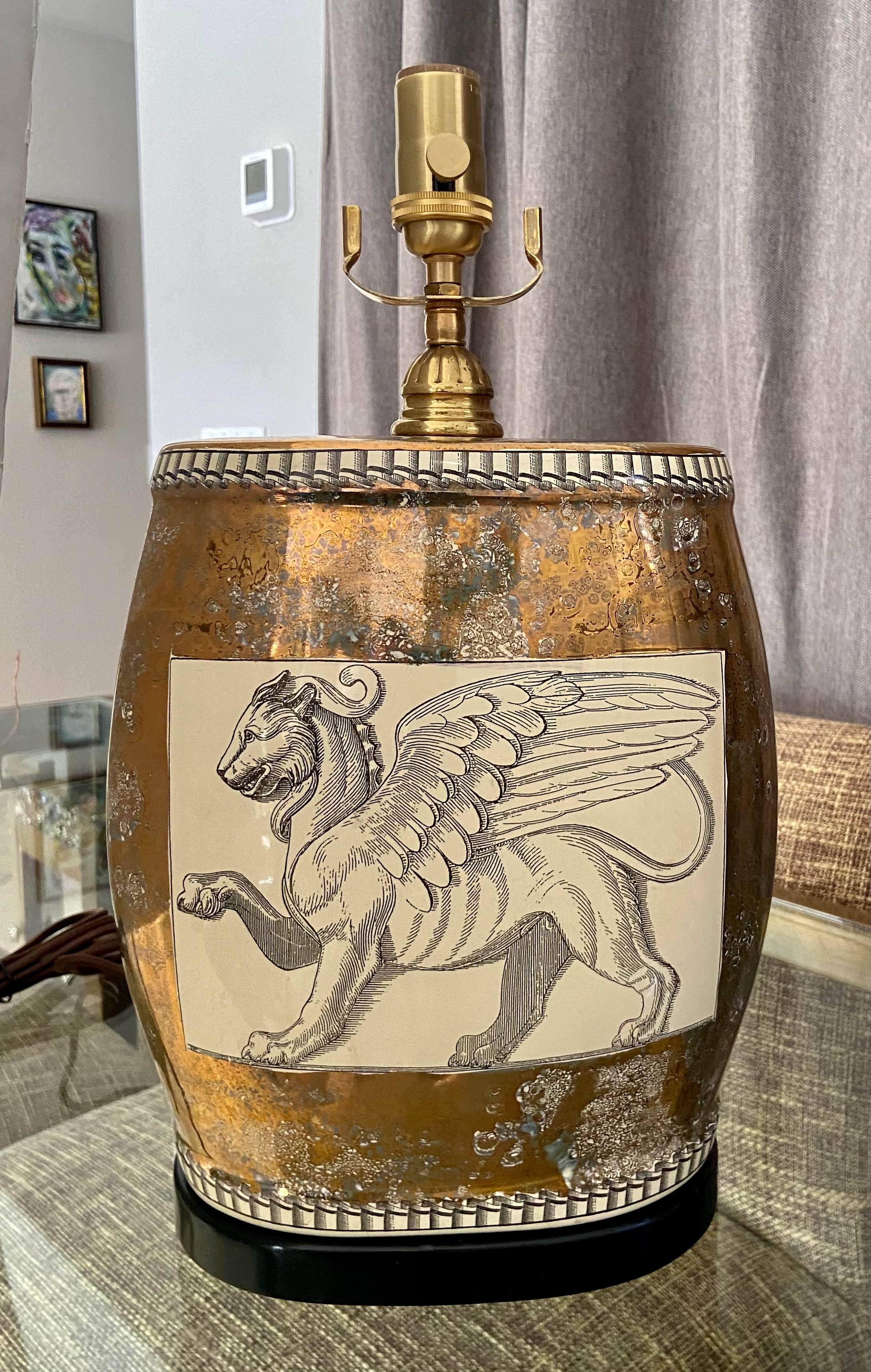 Lampe de bureau simple Griffin en porcelaine à motif de lion en vente 9